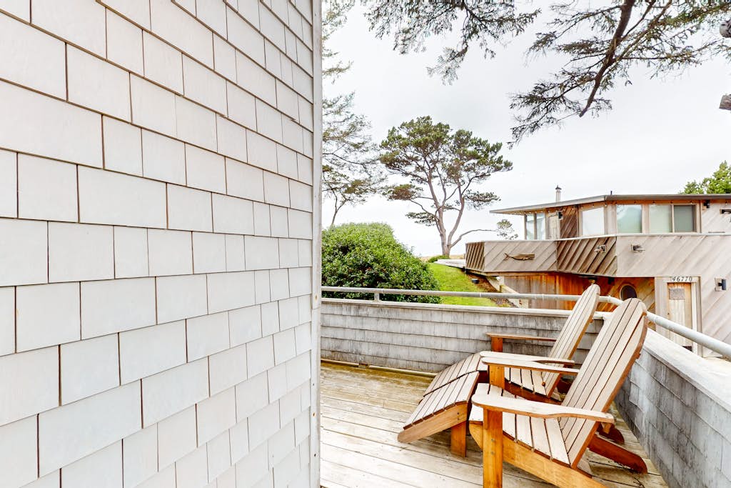 Dog friendly home with wetlands view deck fireplace outdoor shower