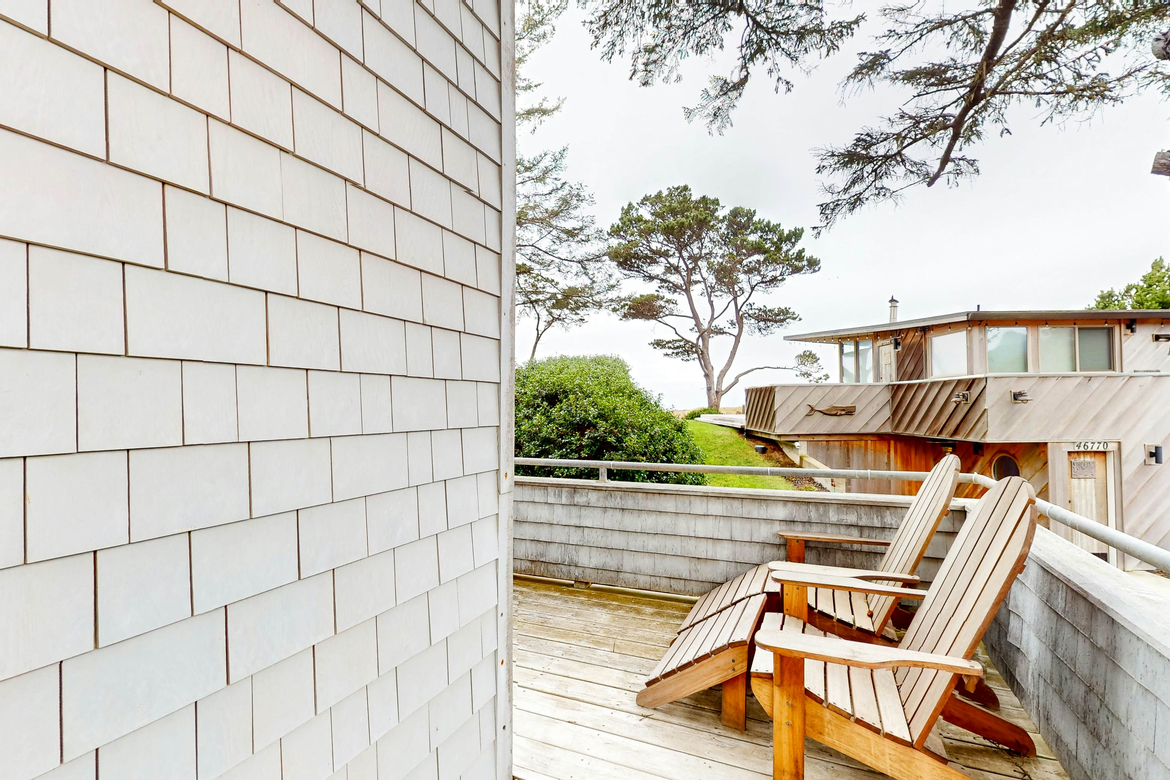 Dog friendly home with wetlands view deck fireplace outdoor shower