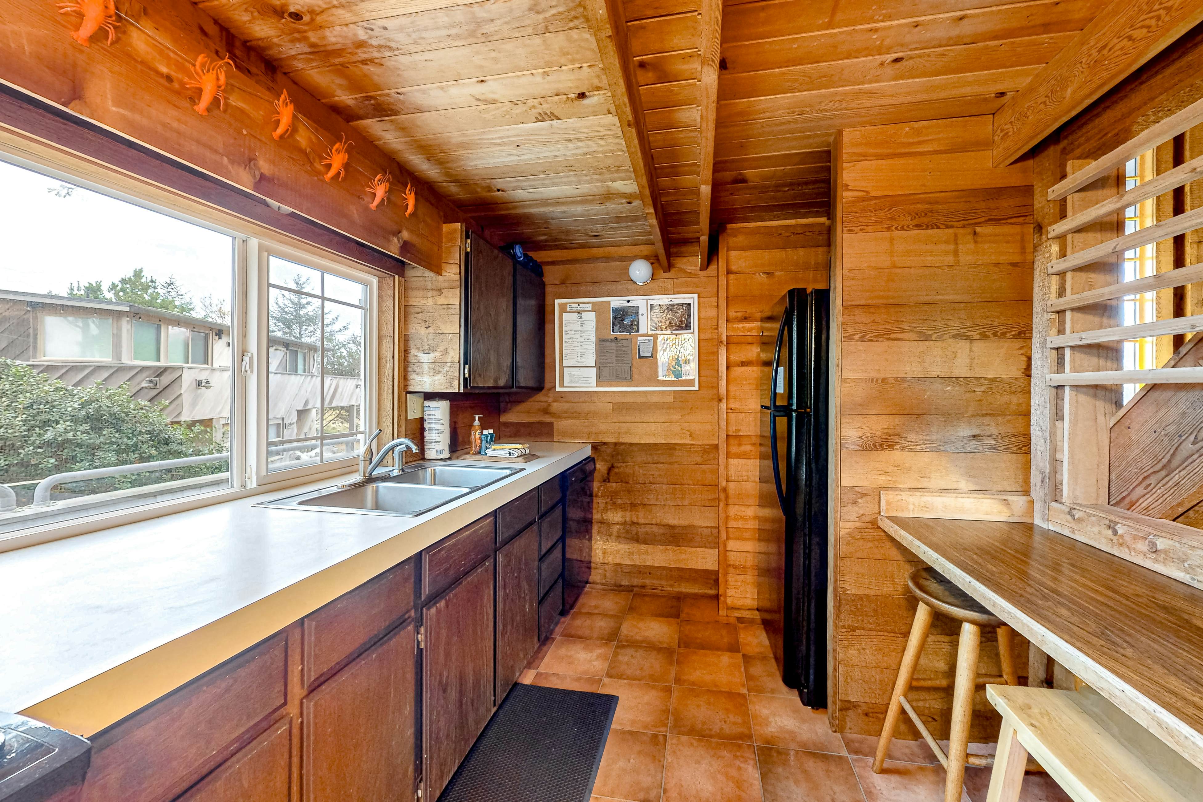 Dog friendly home with wetlands view deck fireplace outdoor shower