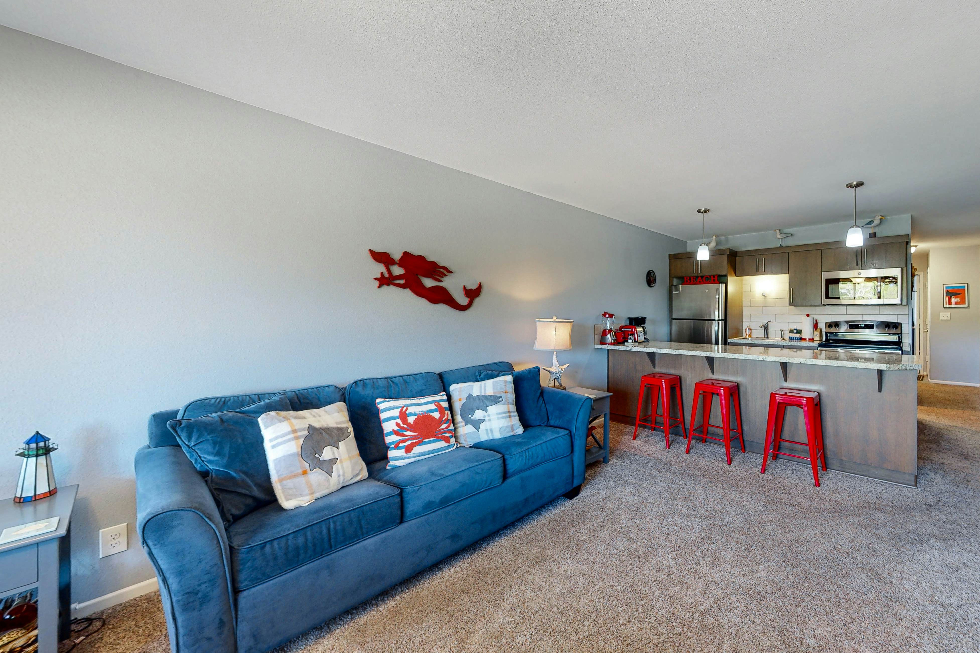 Third-floor beachfront condo with a balcony, full kitchen, & ocean views