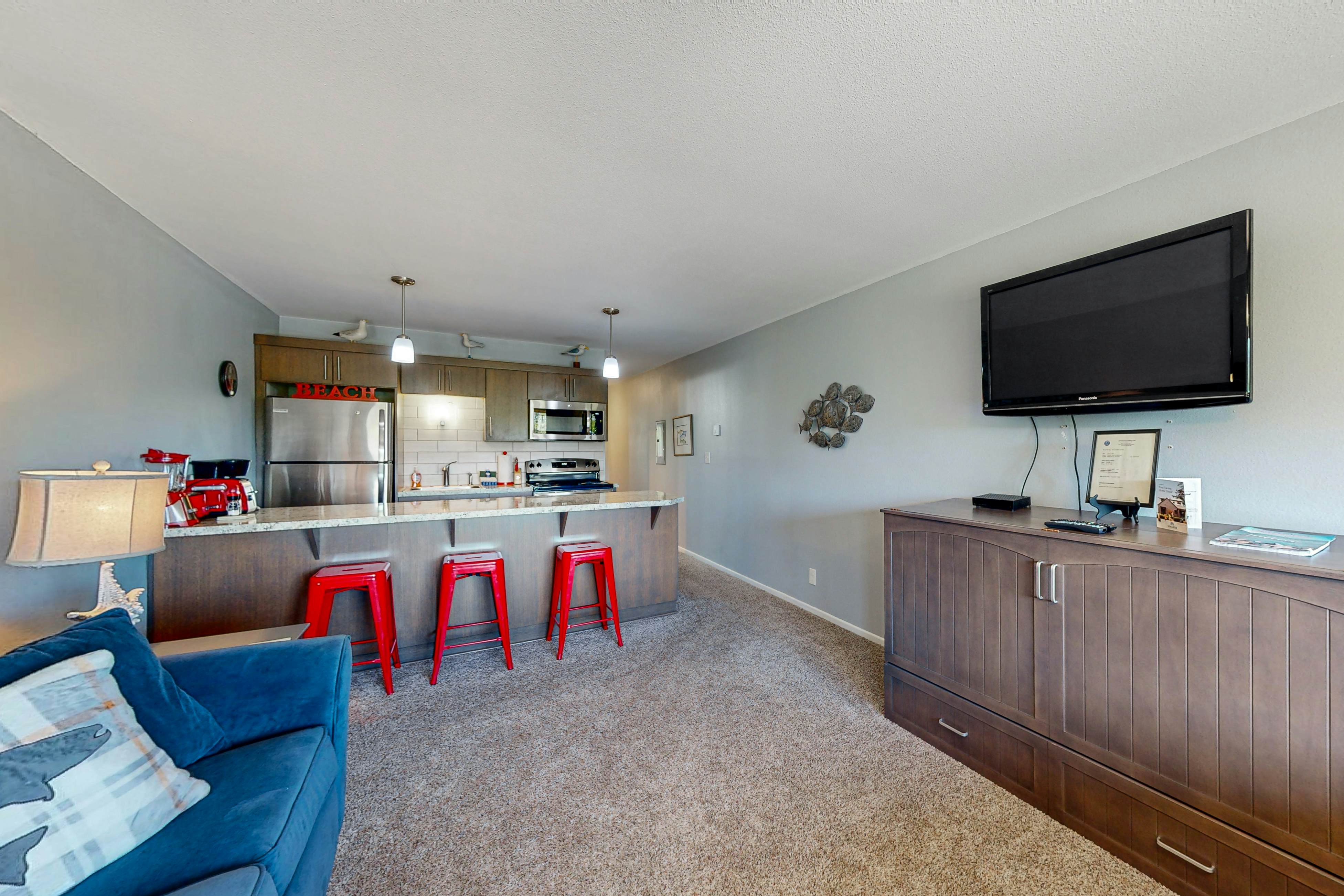 Third-floor beachfront condo with a balcony, full kitchen, & ocean views