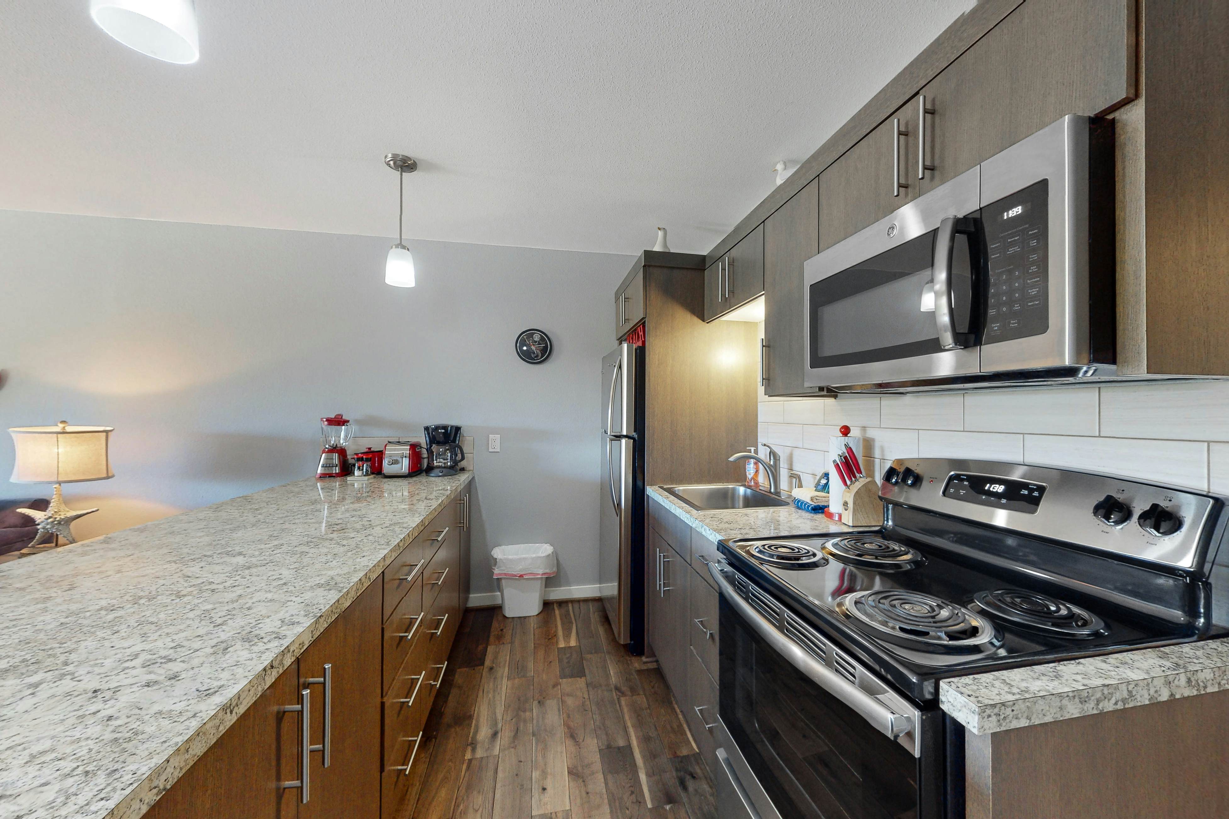 Third-floor beachfront condo with a balcony, full kitchen, & ocean views