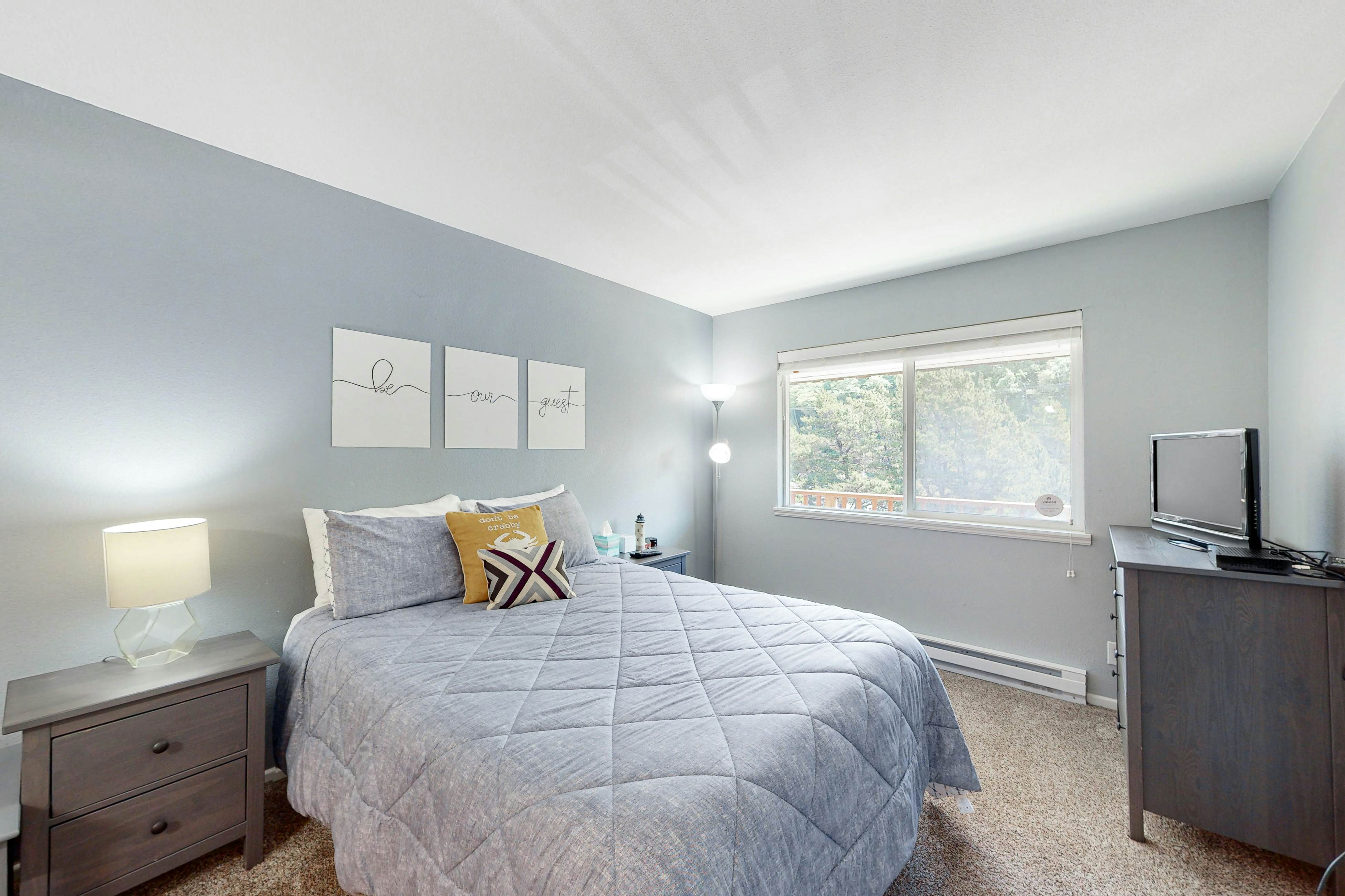 Third-floor beachfront condo with a balcony, full kitchen, & ocean views