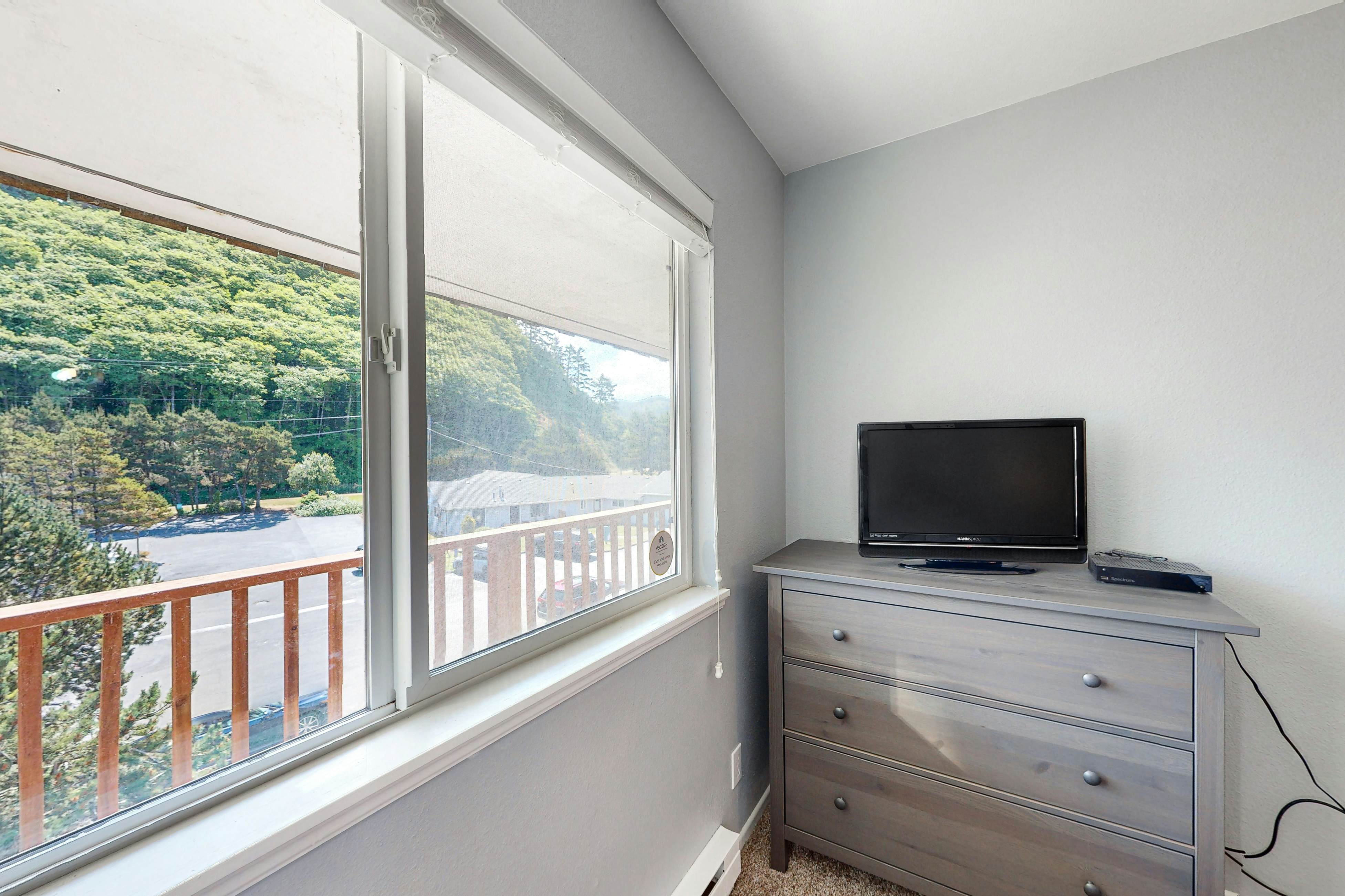 Third-floor beachfront condo with a balcony, full kitchen, & ocean views