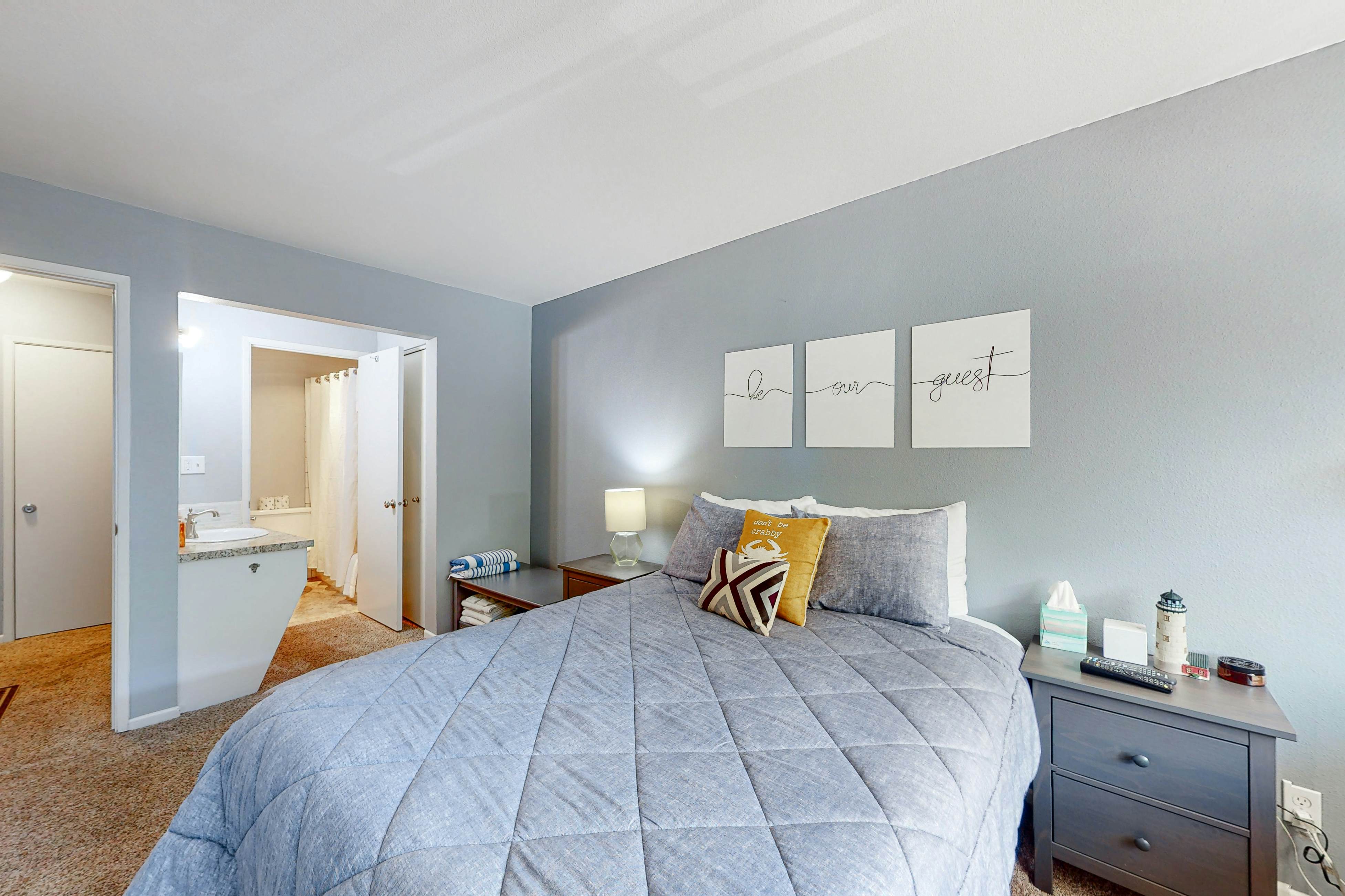 Third-floor beachfront condo with a balcony, full kitchen, & ocean views