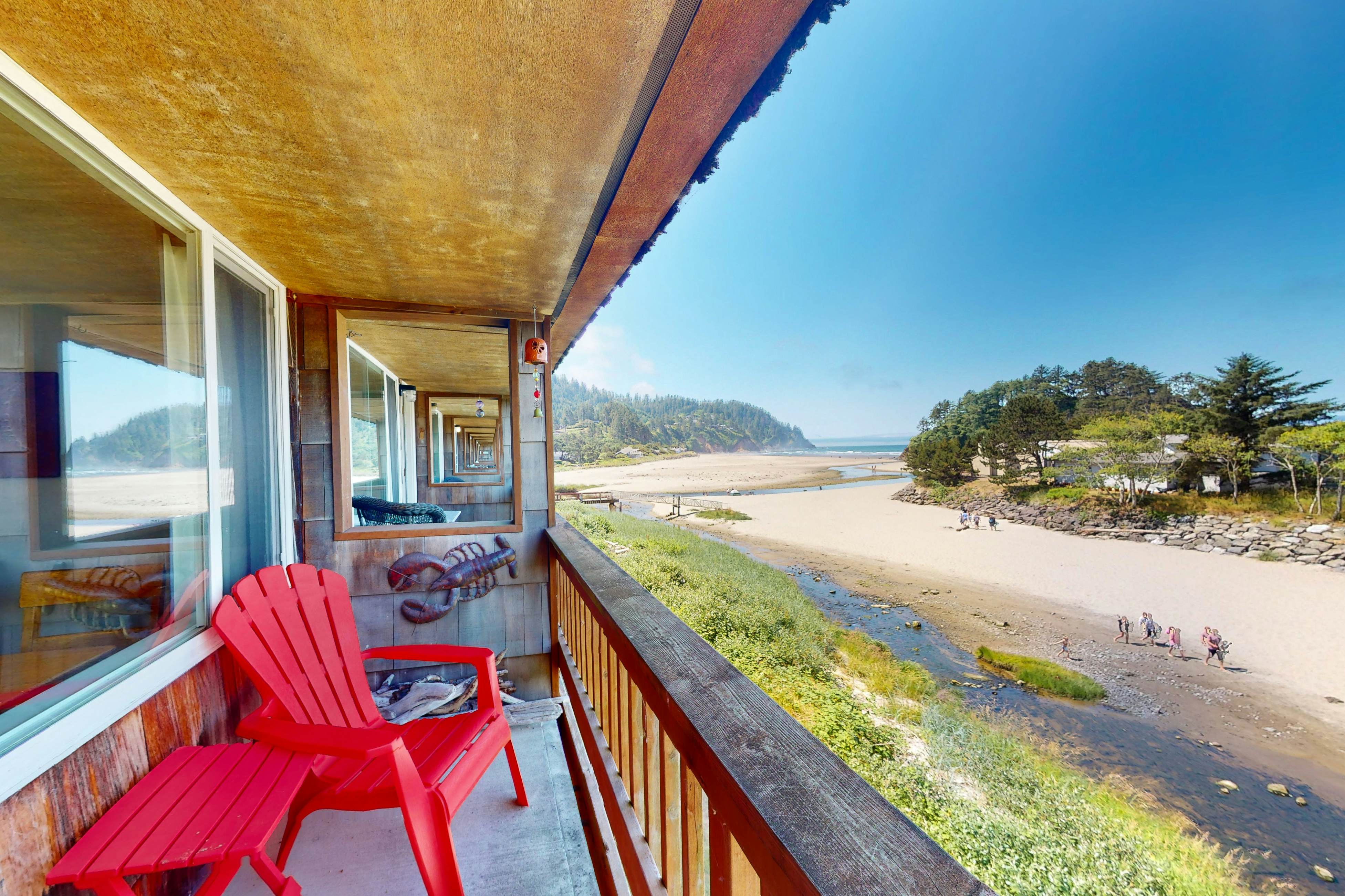 Third-floor beachfront condo with a balcony, full kitchen, & ocean views