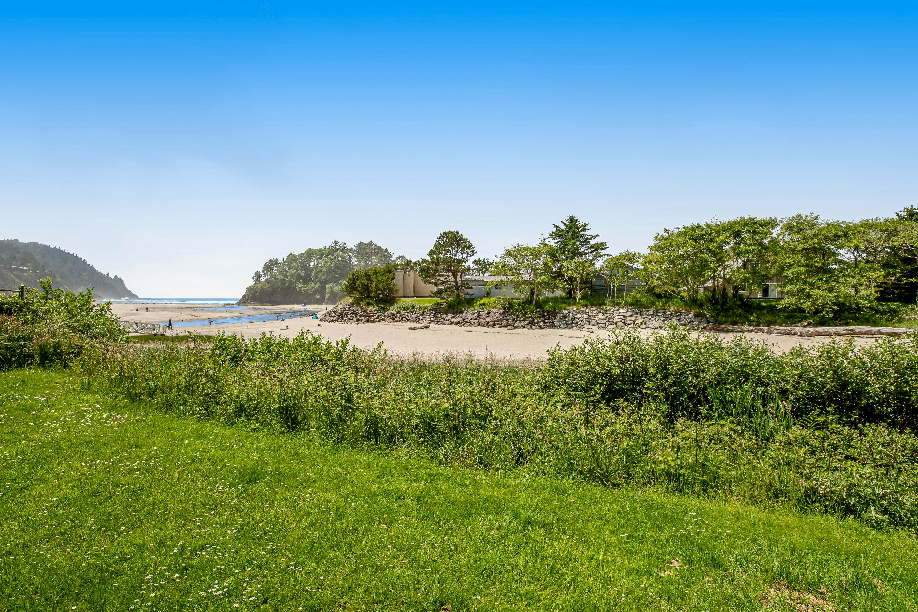 Third-floor beachfront condo with a balcony, full kitchen, & ocean views