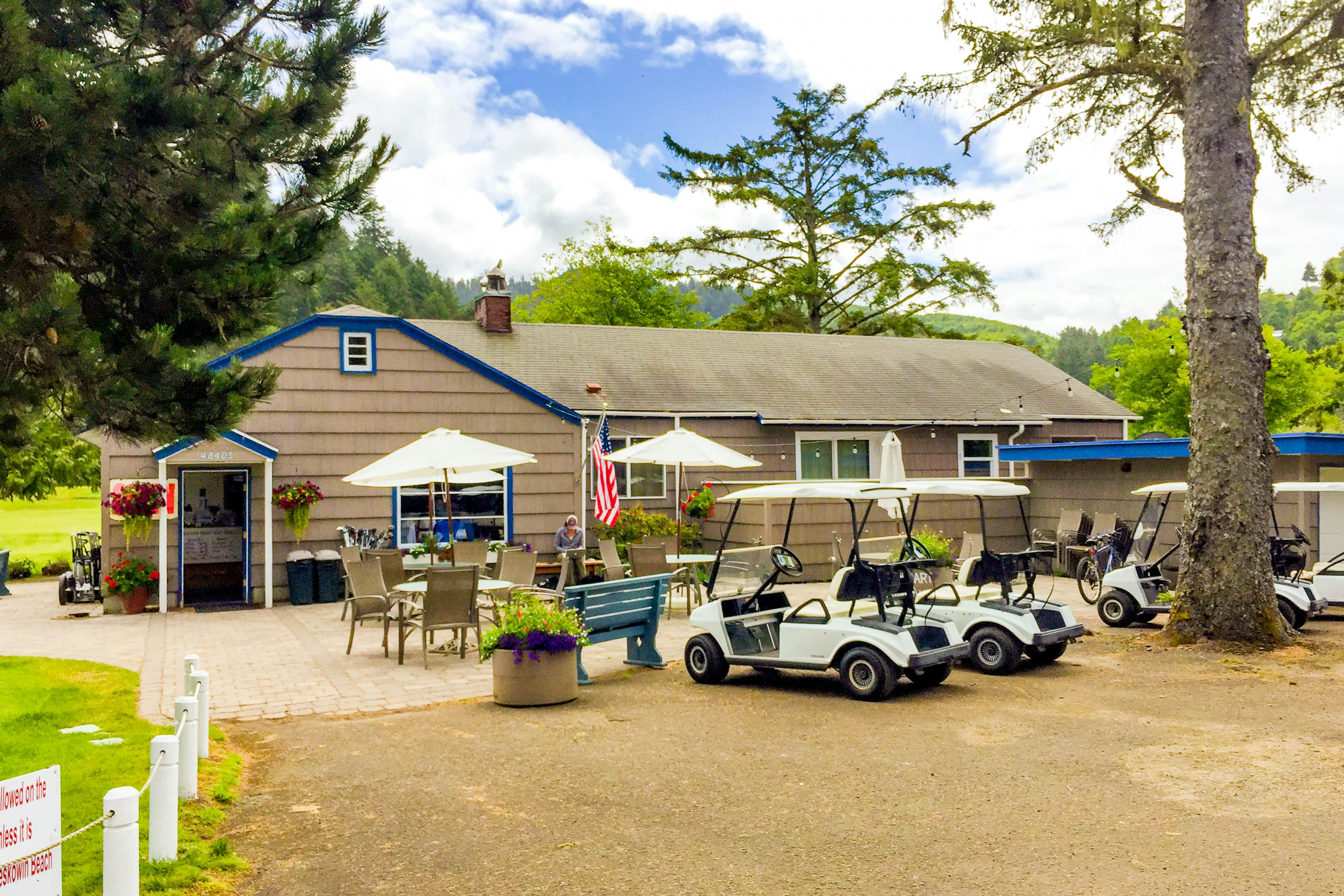 Third-floor beachfront condo with a balcony, full kitchen, & ocean views