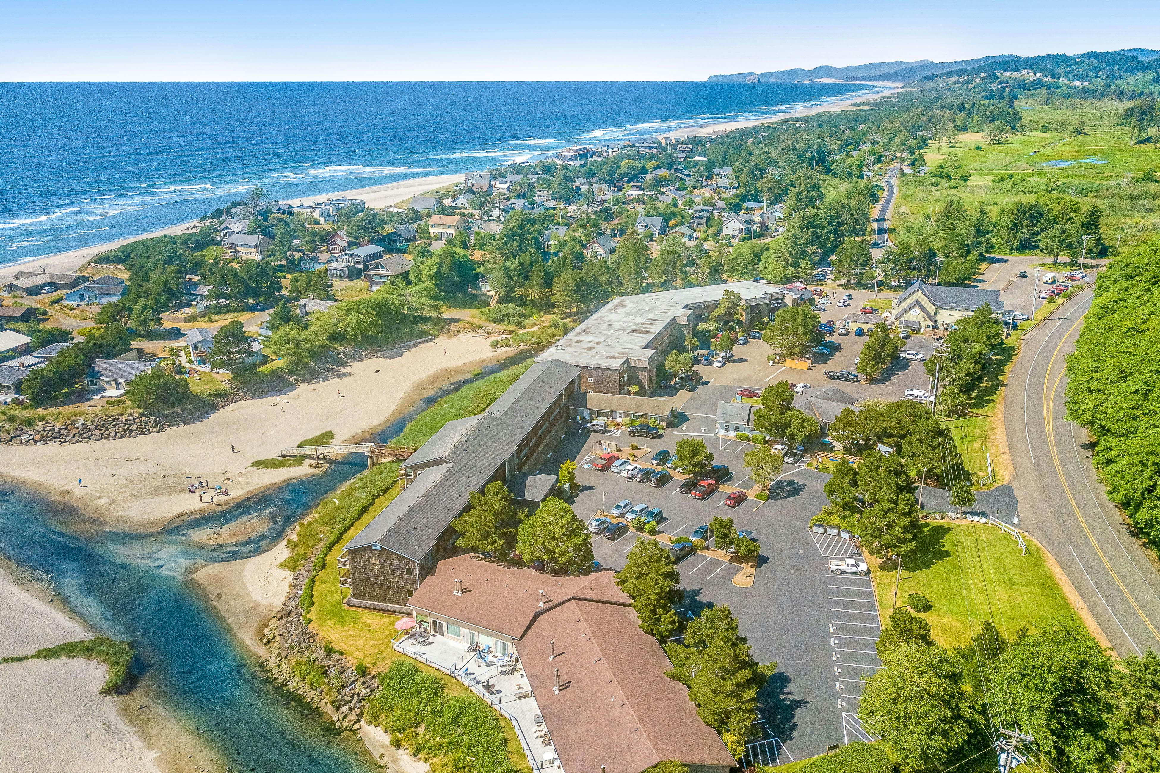 Third-floor beachfront condo with a balcony, full kitchen, & ocean views