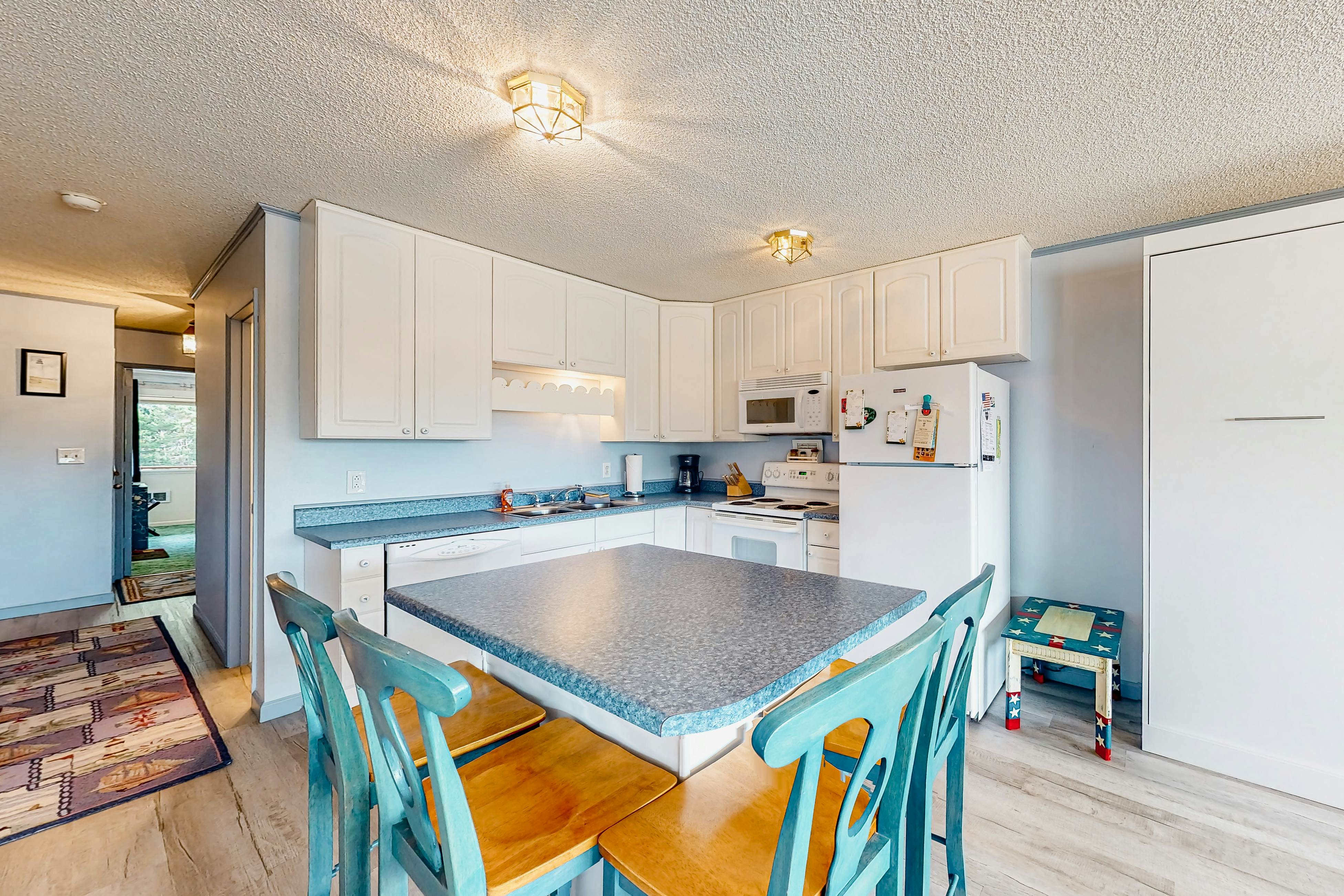 Beachfront condo near the beach with water views, private balcony & cable