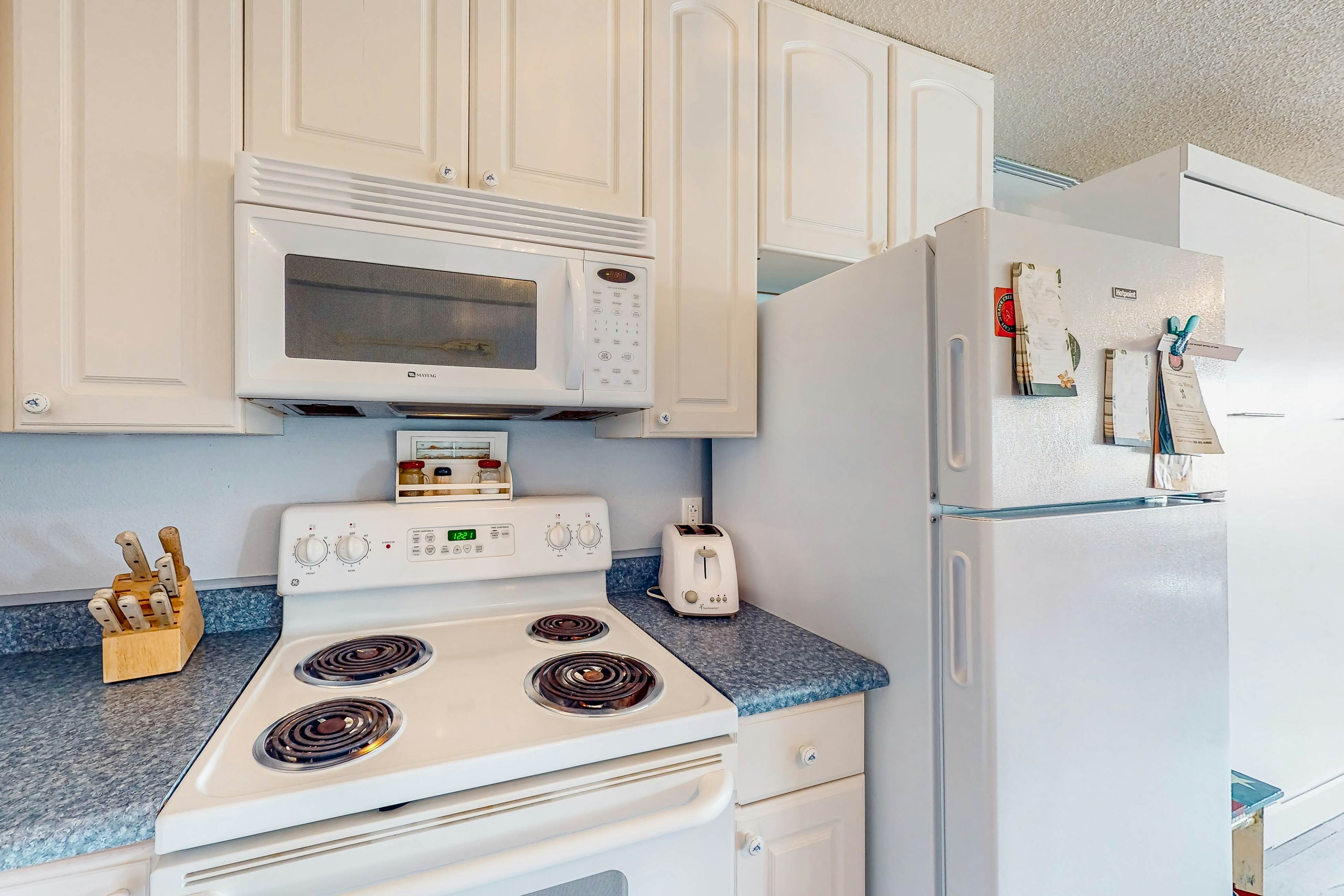 Beachfront condo near the beach with water views, private balcony & cable