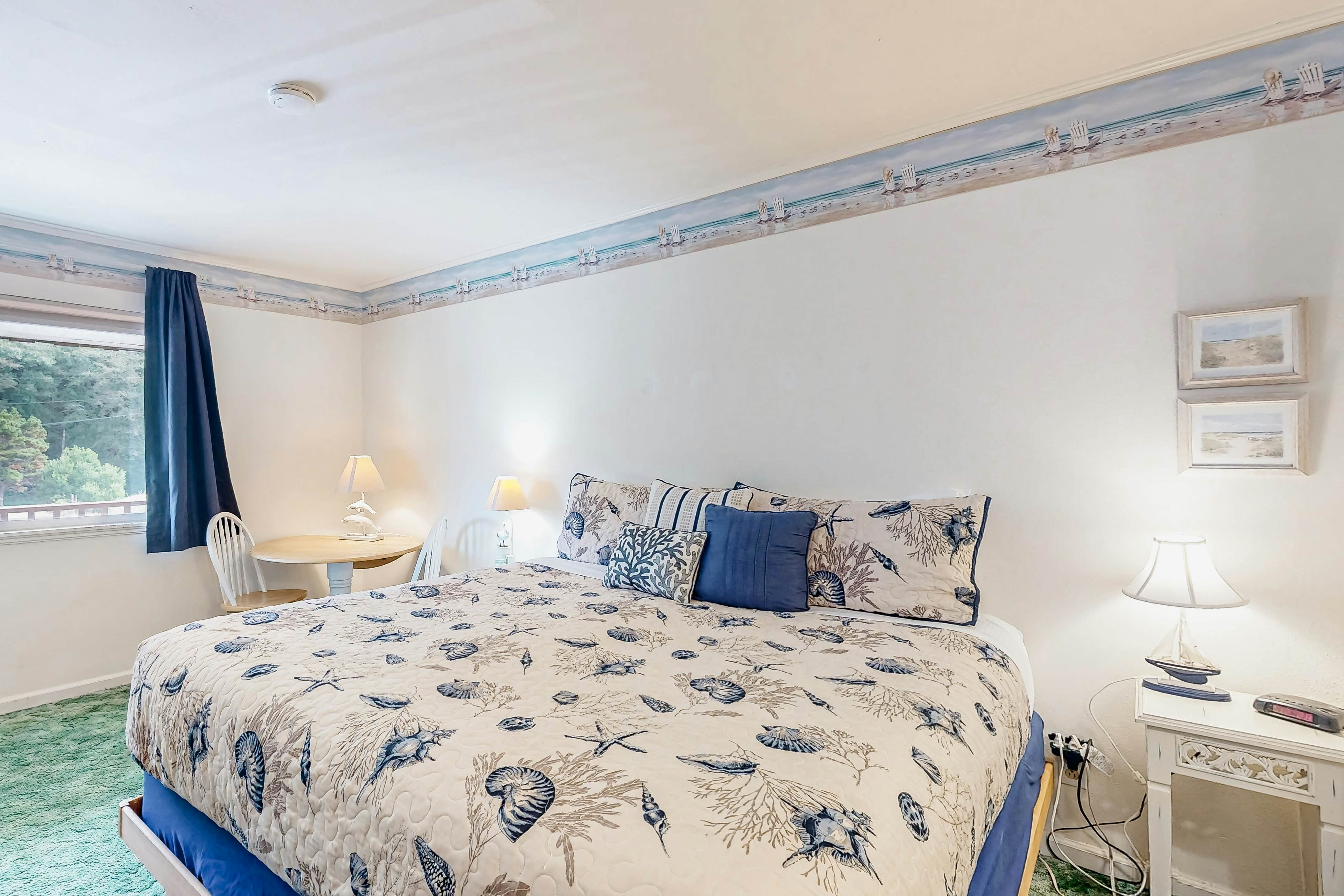 Beachfront condo near the beach with water views, private balcony & cable