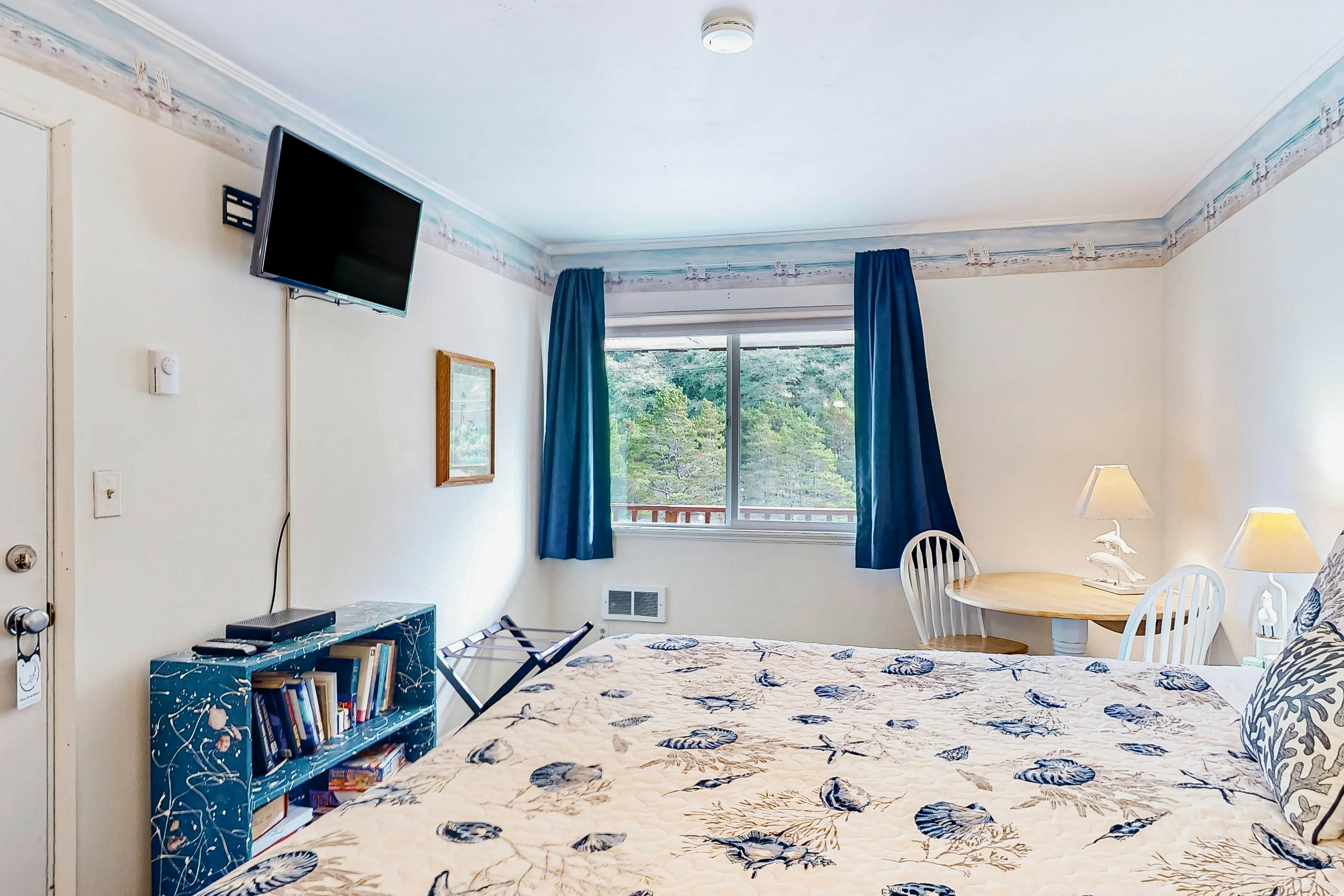 Beachfront condo near the beach with water views, private balcony & cable