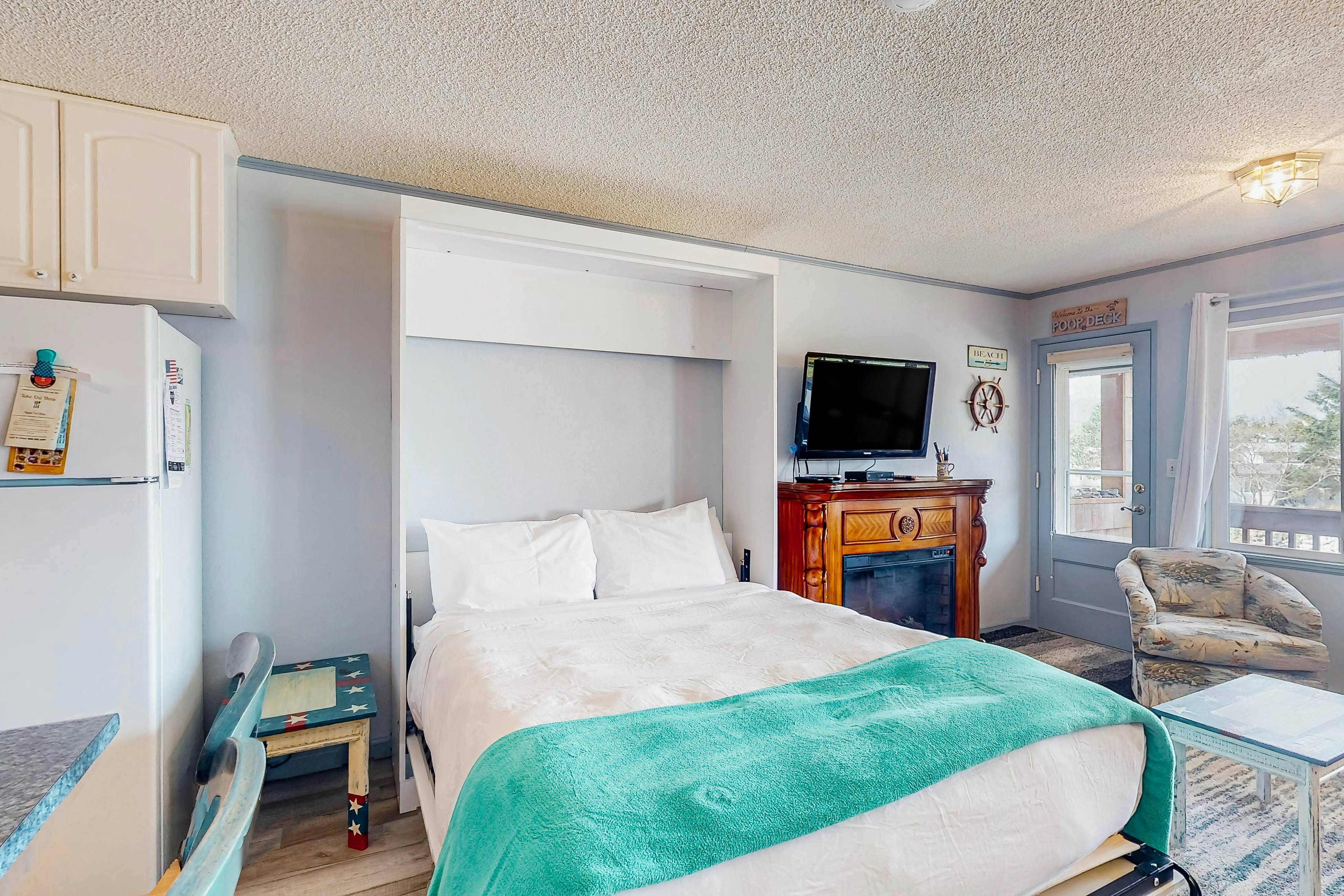 Beachfront condo near the beach with water views, private balcony & cable