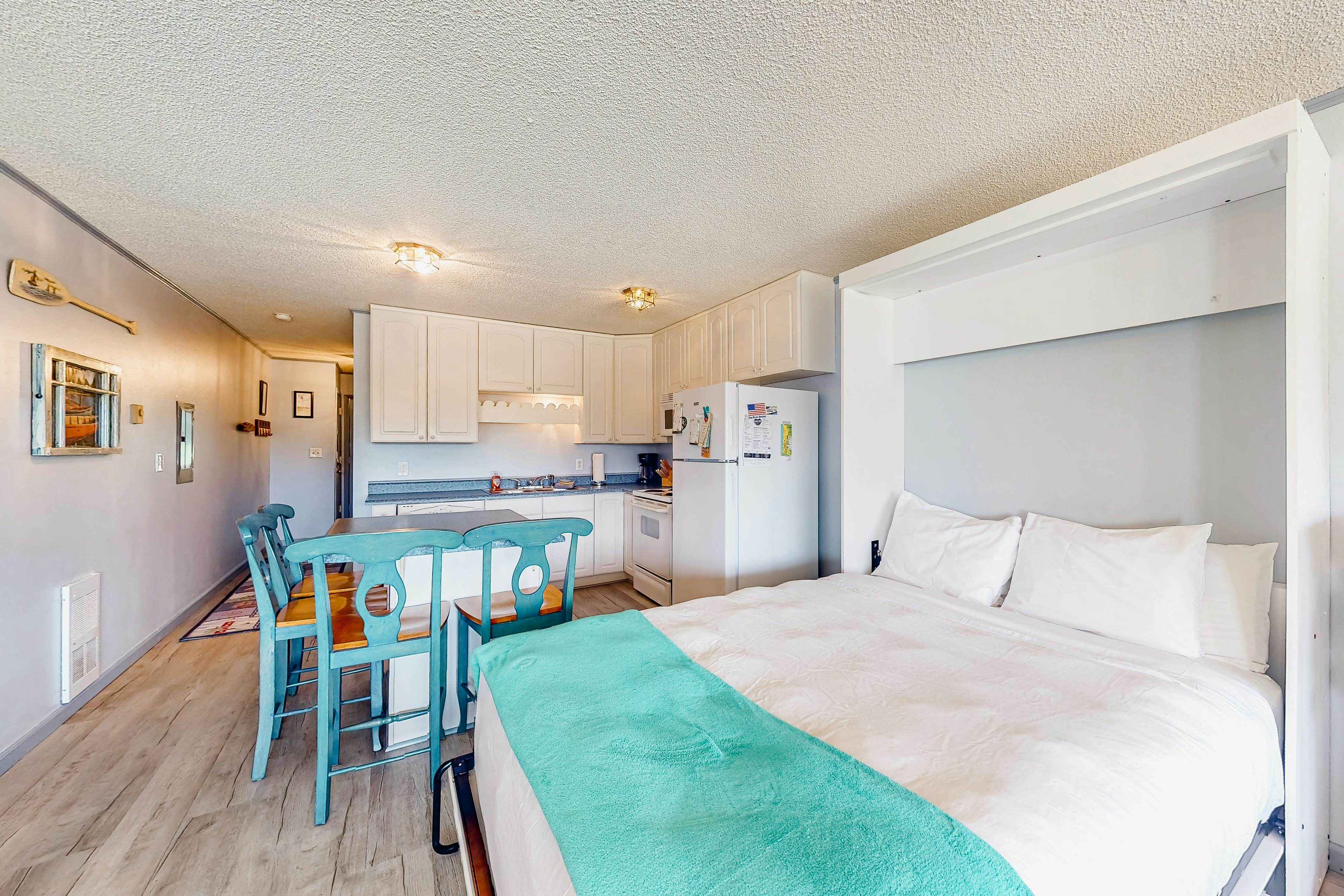 Beachfront condo near the beach with water views, private balcony & cable