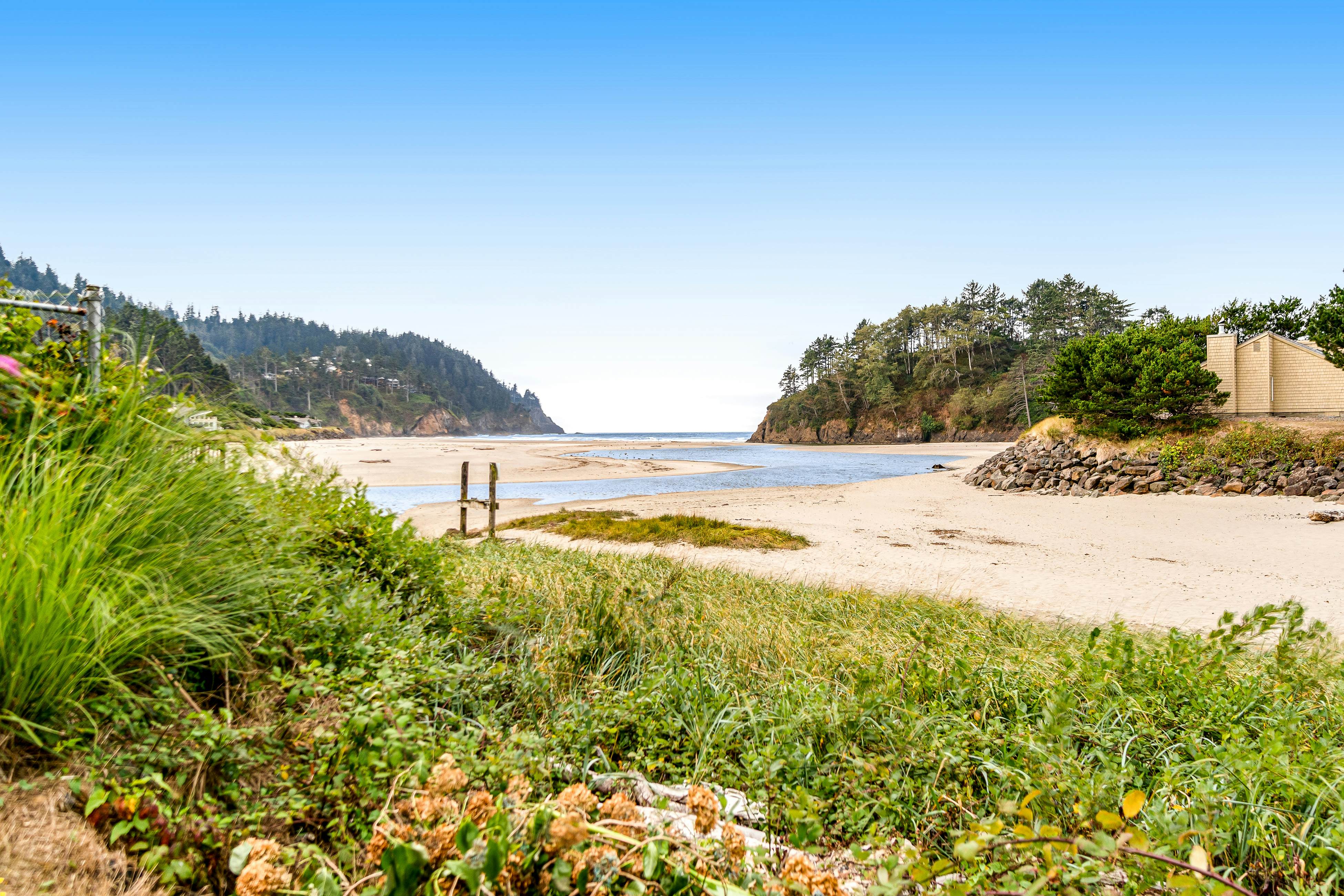 Beachfront condo near the beach with water views, private balcony & cable