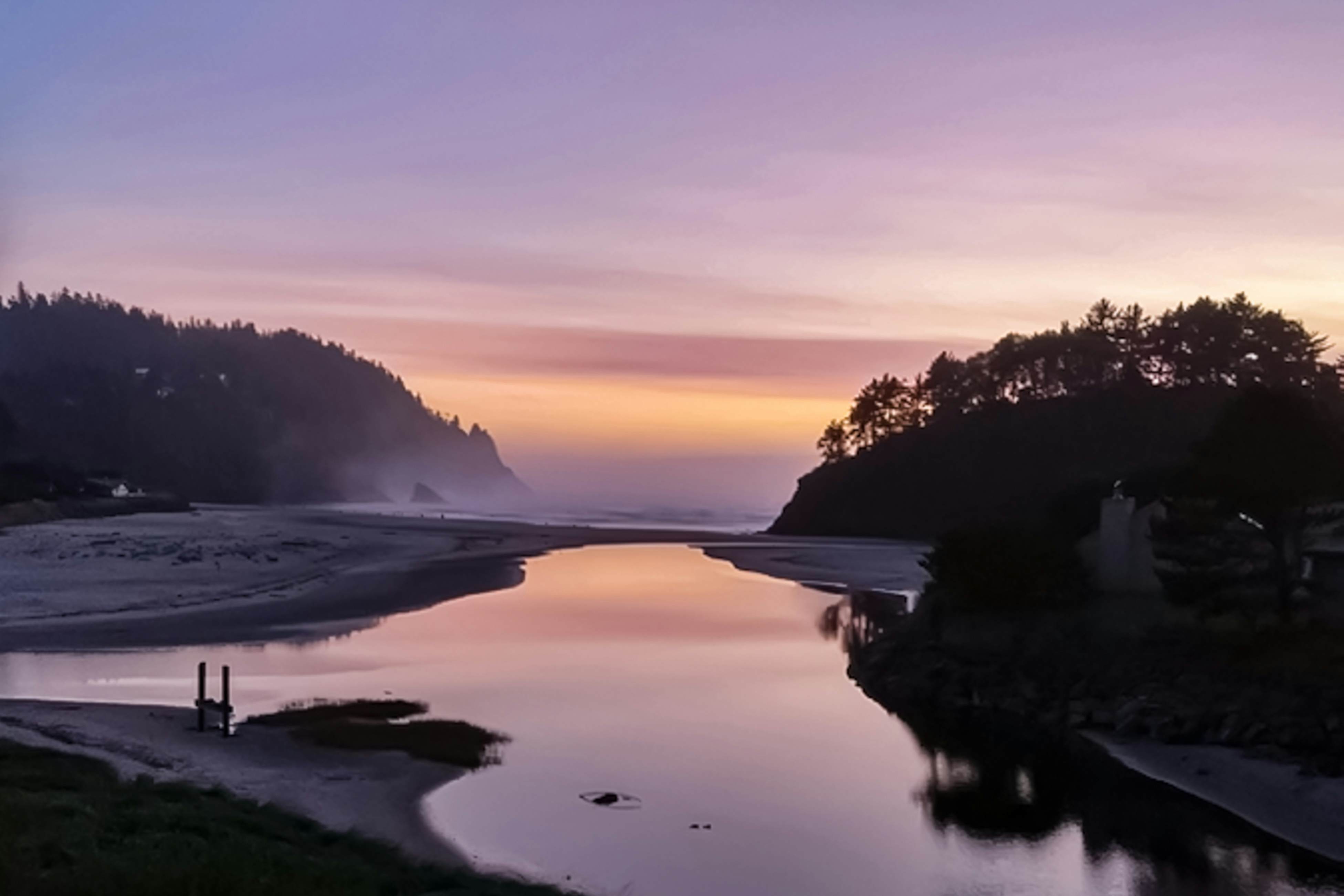 Beachfront condo near the beach with water views, private balcony & cable