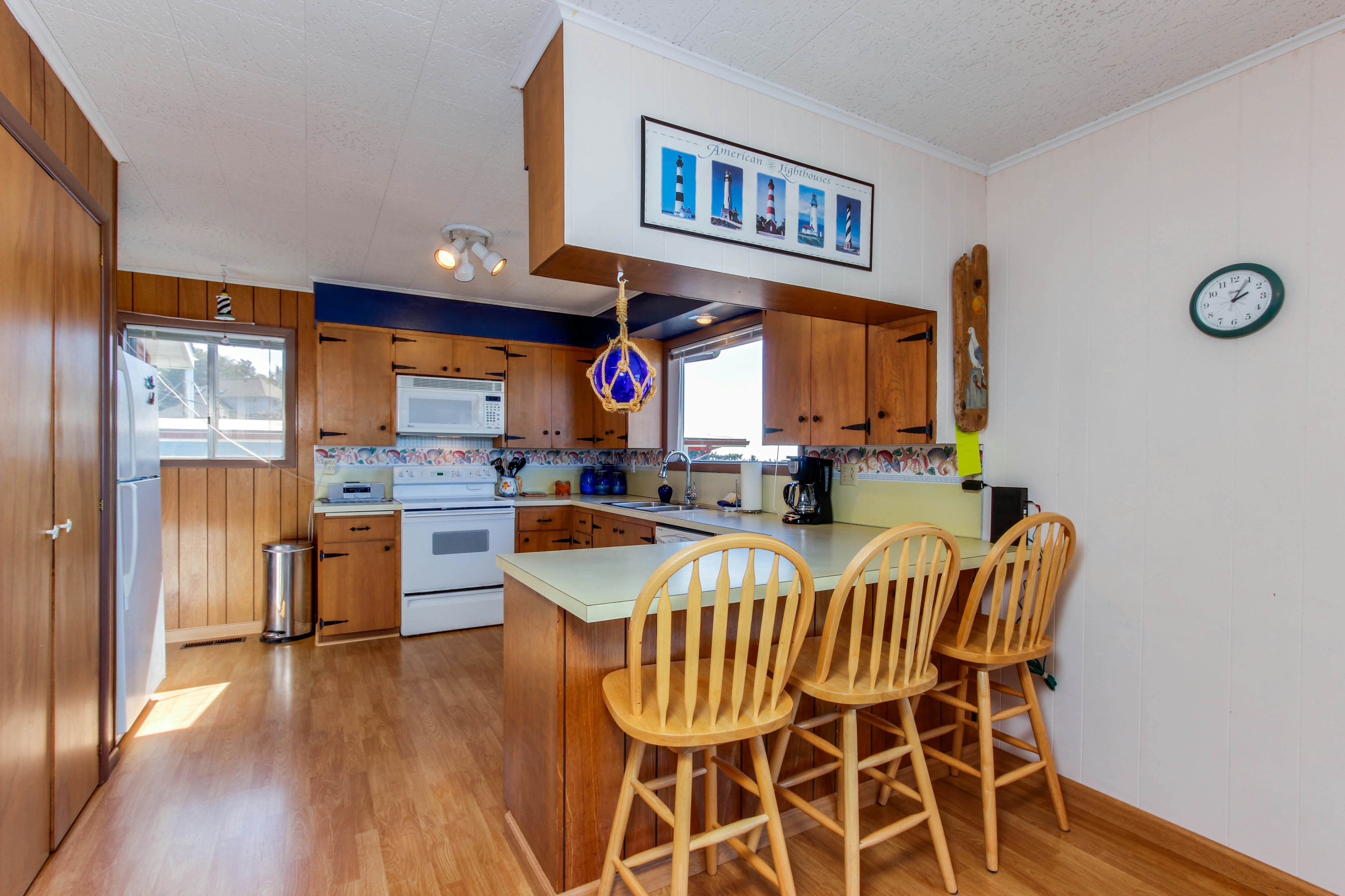 Bright Home with Sweeping Ocean Views and Quiet Location Close to Town