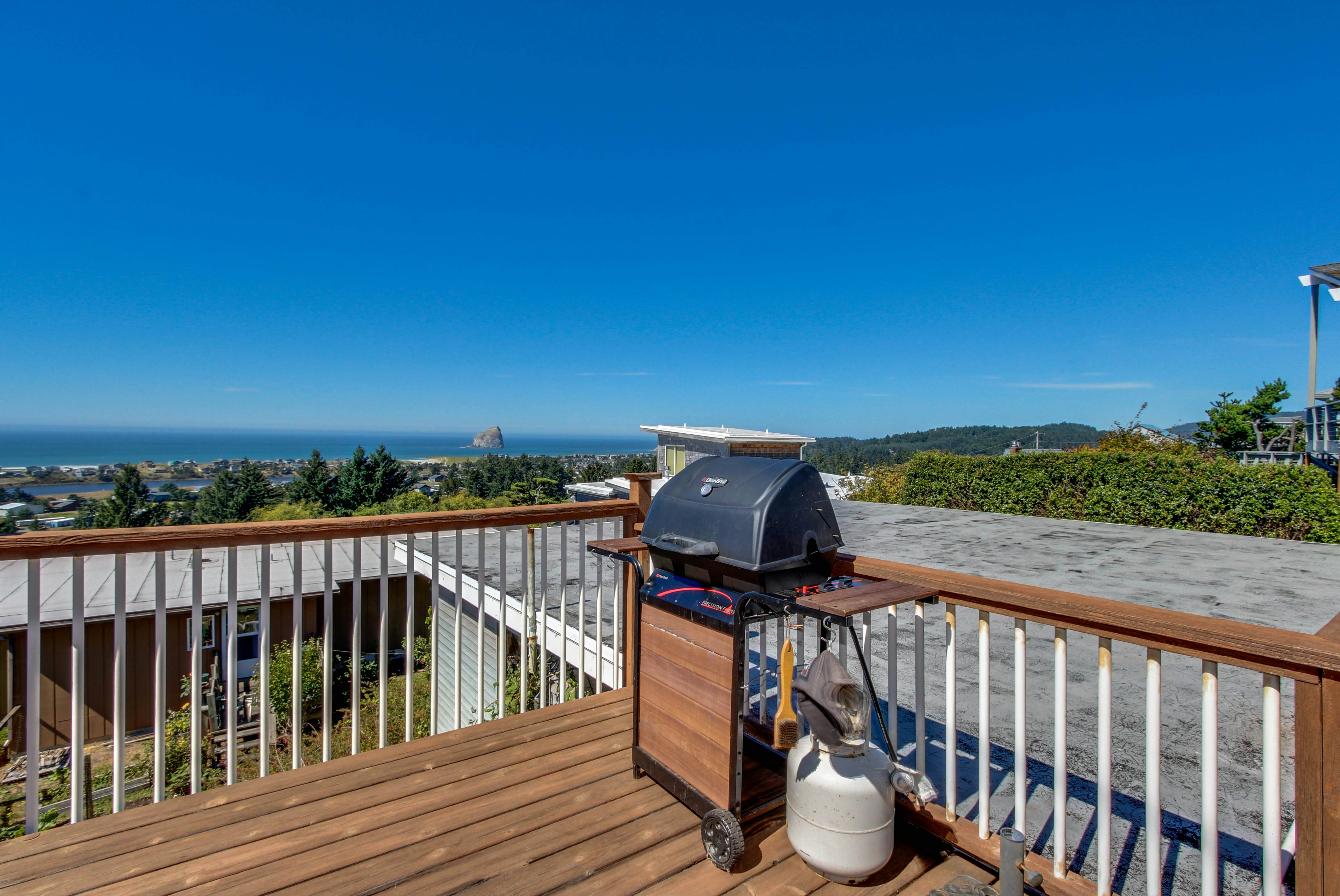 Bright Home with Sweeping Ocean Views and Quiet Location Close to Town