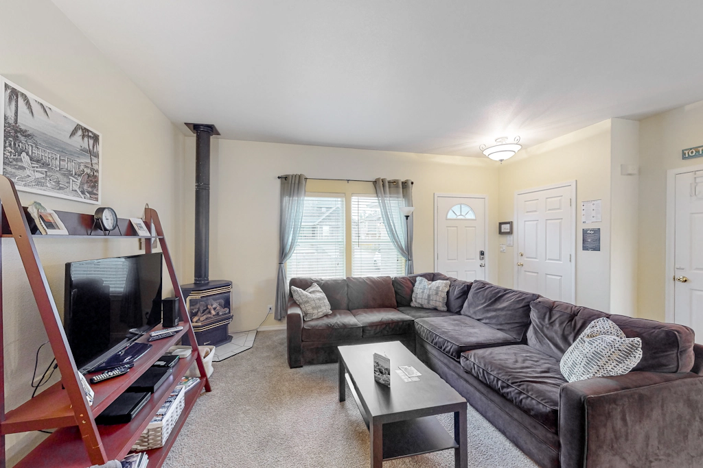 Comfortable home close to beach with deck and game room close to town