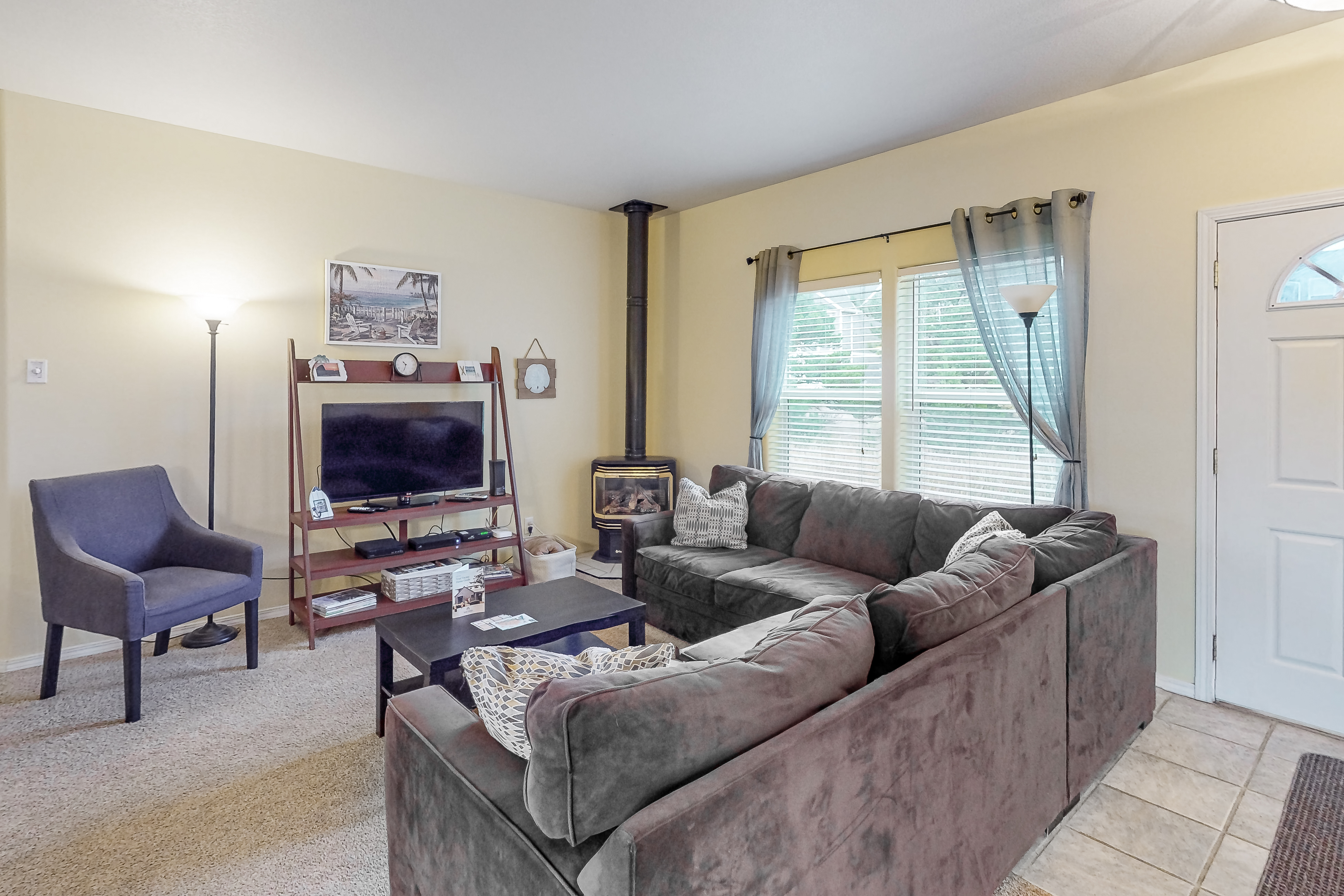 Comfortable home close to beach with deck and game room close to town