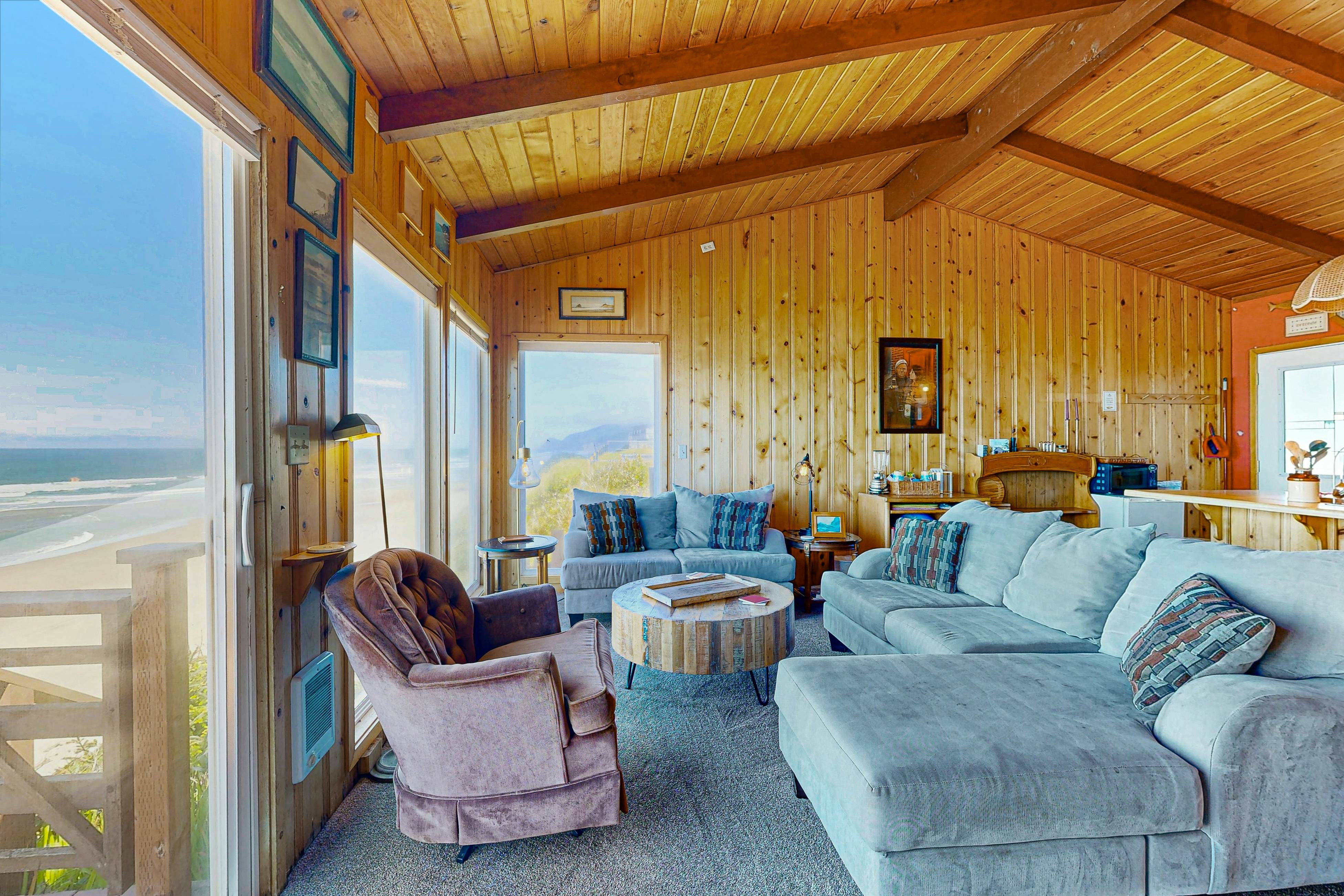 Ocean front home with spacious deck and beach access; near shops & restaurants