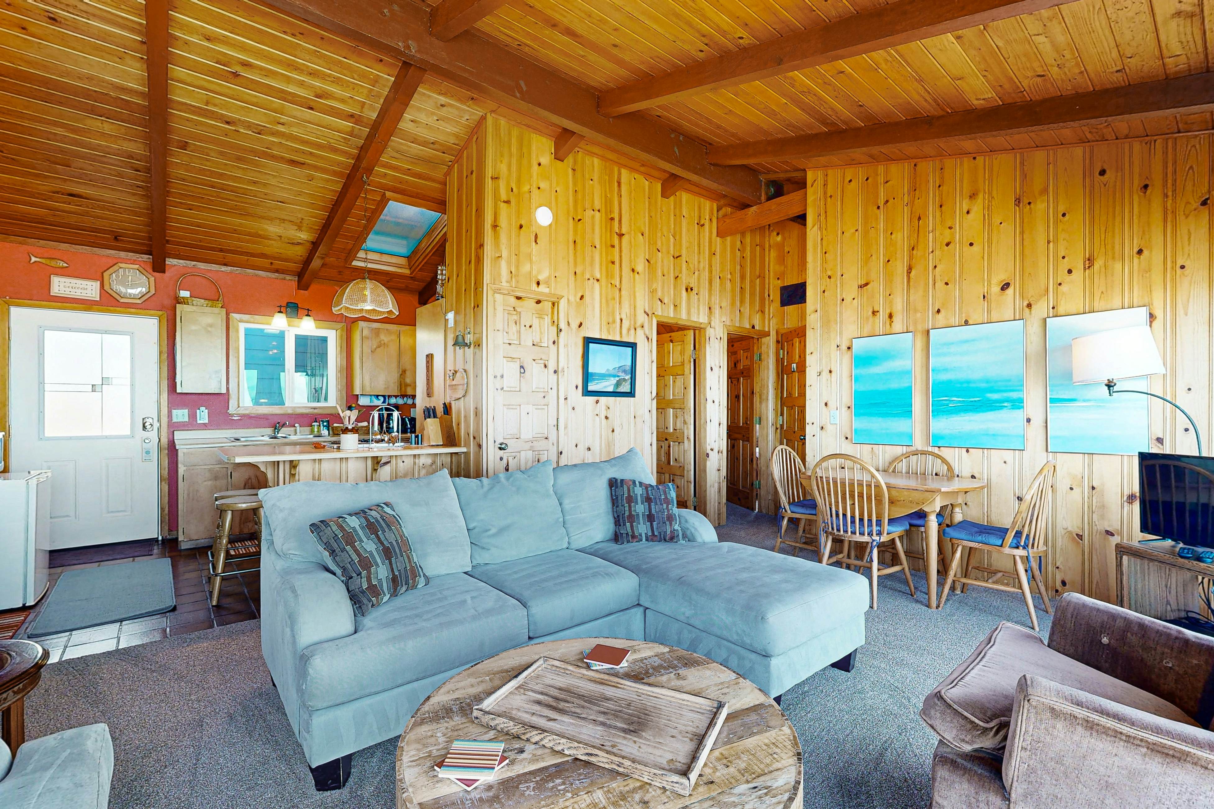 Ocean front home with spacious deck and beach access; near shops & restaurants