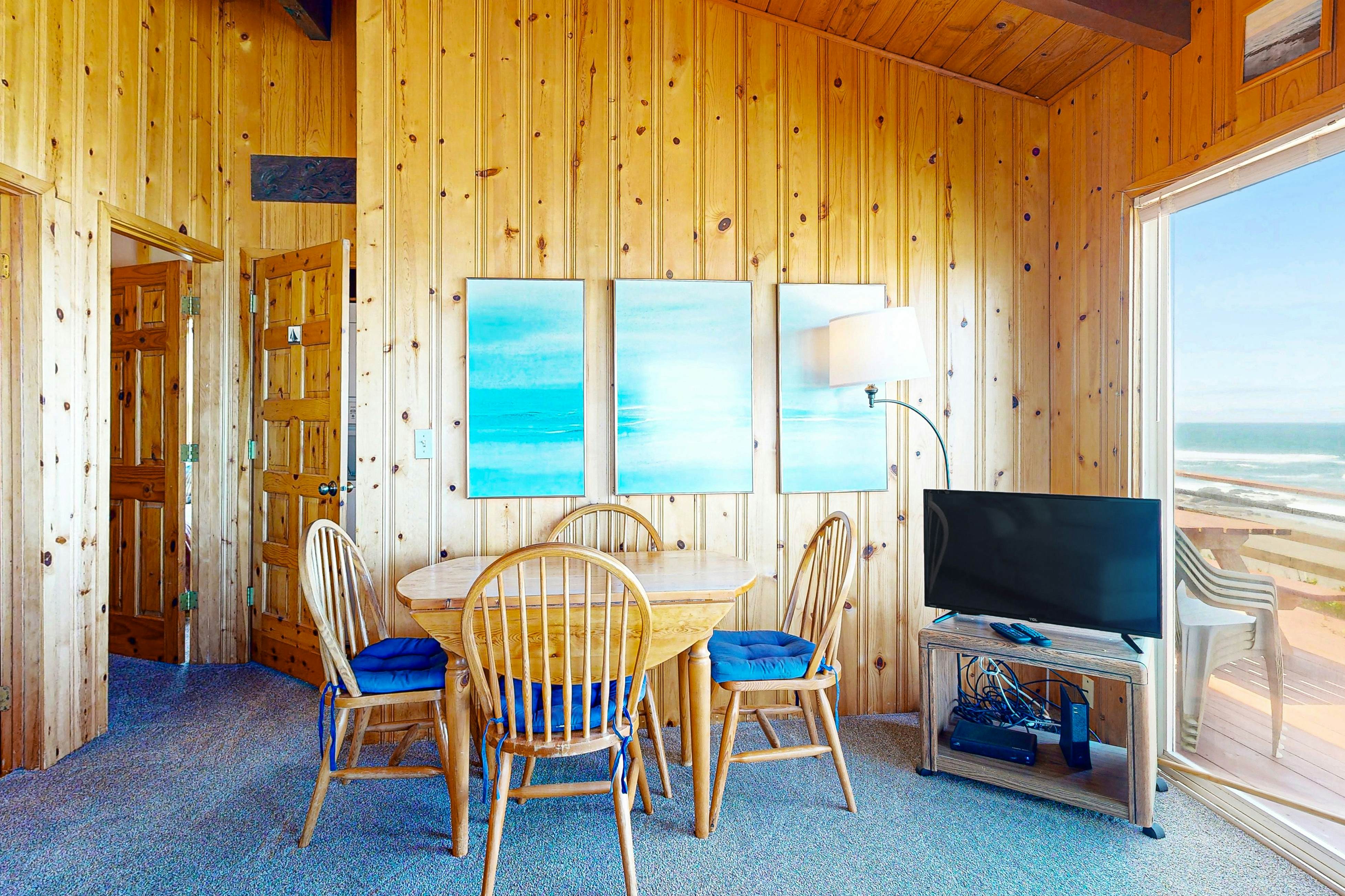 Ocean front home with spacious deck and beach access; near shops & restaurants