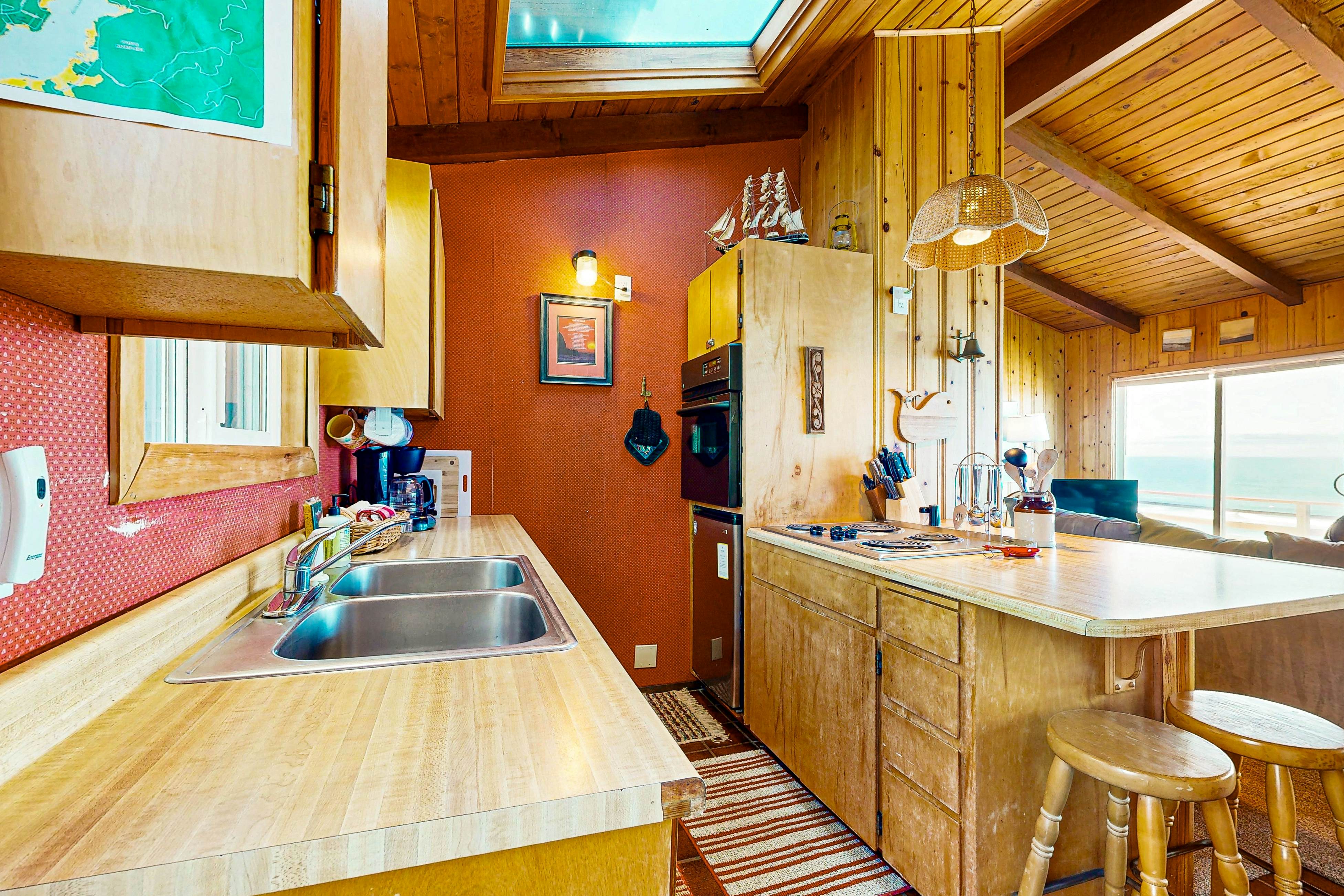 Ocean front home with spacious deck and beach access; near shops & restaurants