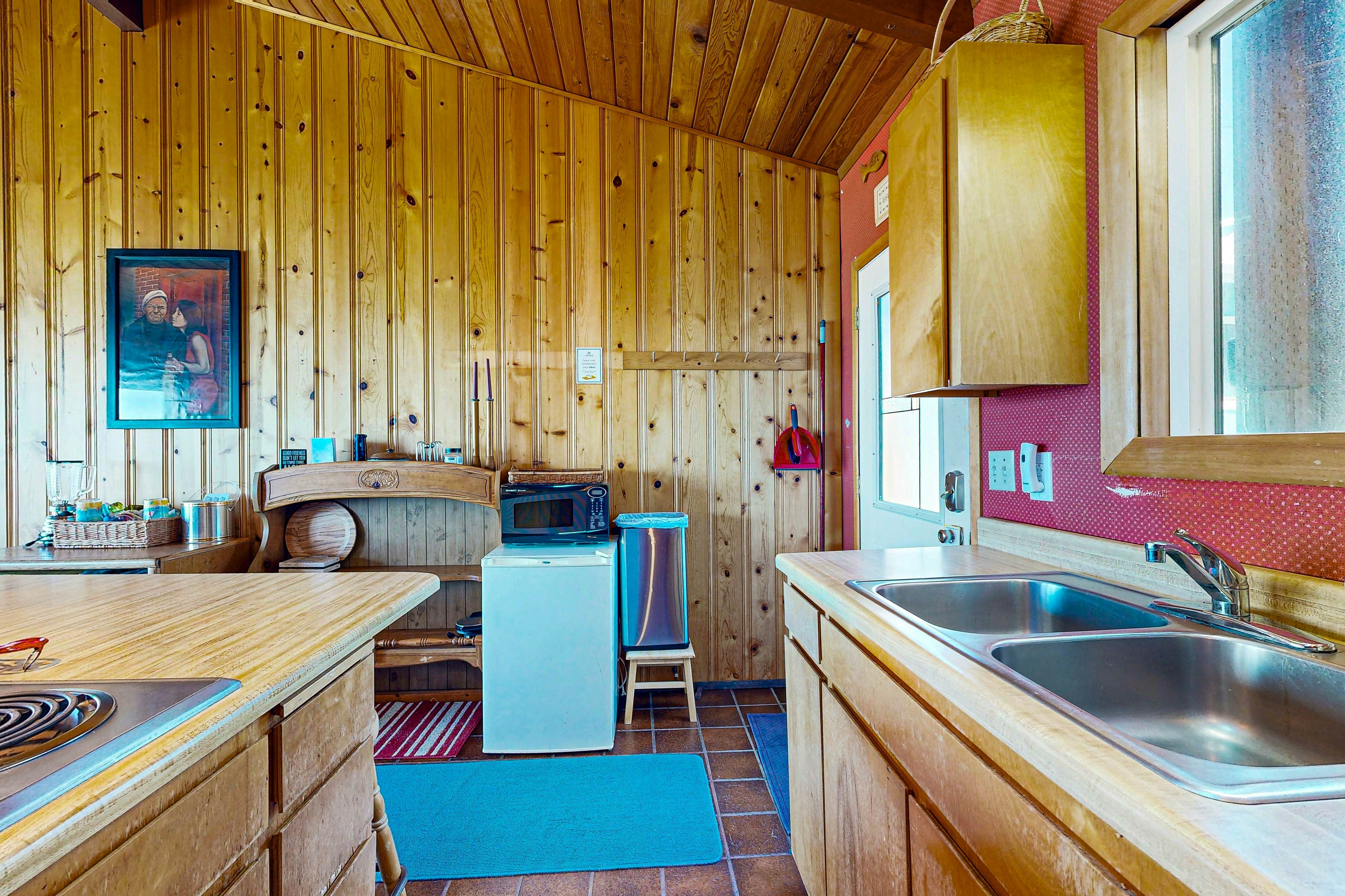 Ocean front home with spacious deck and beach access; near shops & restaurants