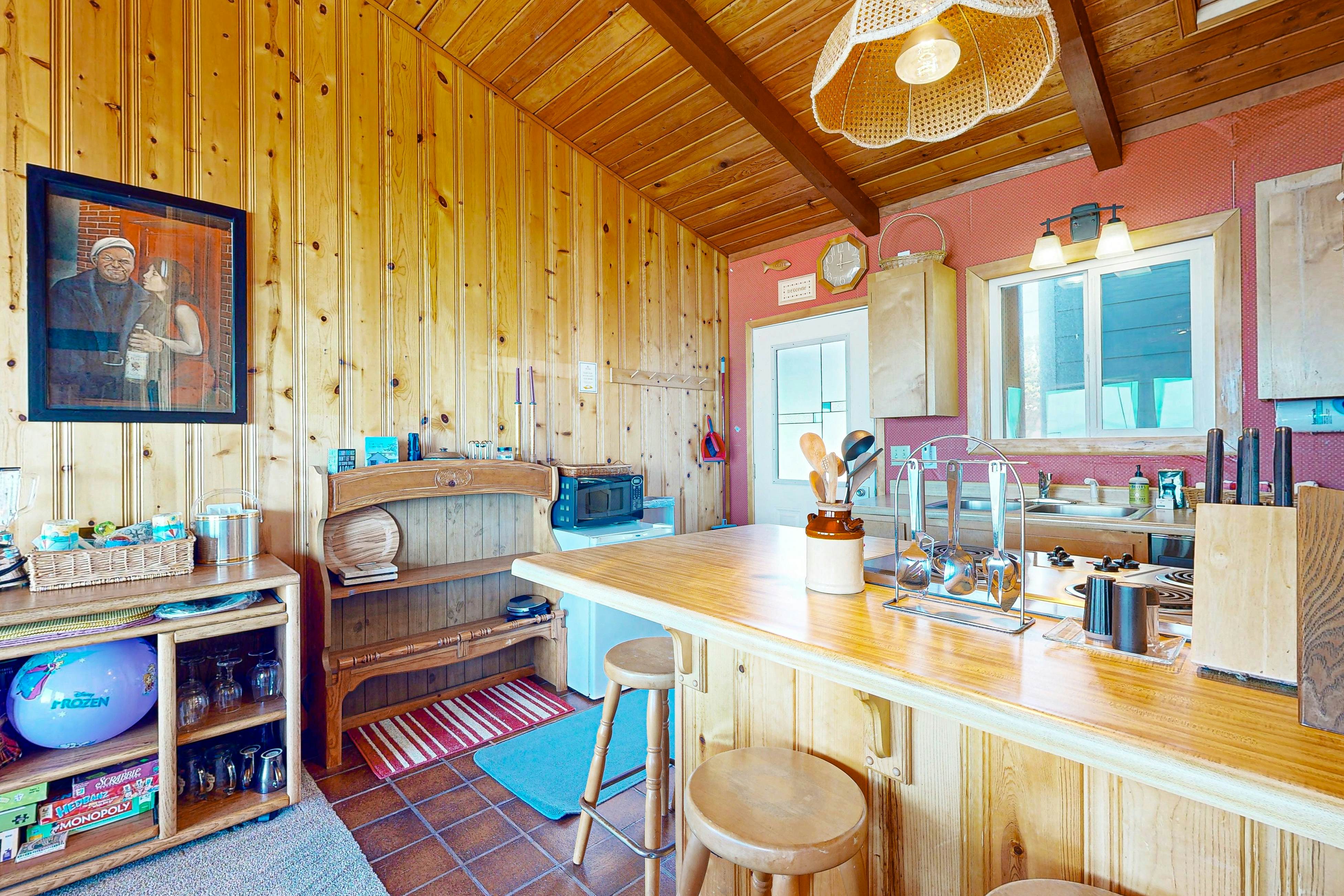 Ocean front home with spacious deck and beach access; near shops & restaurants