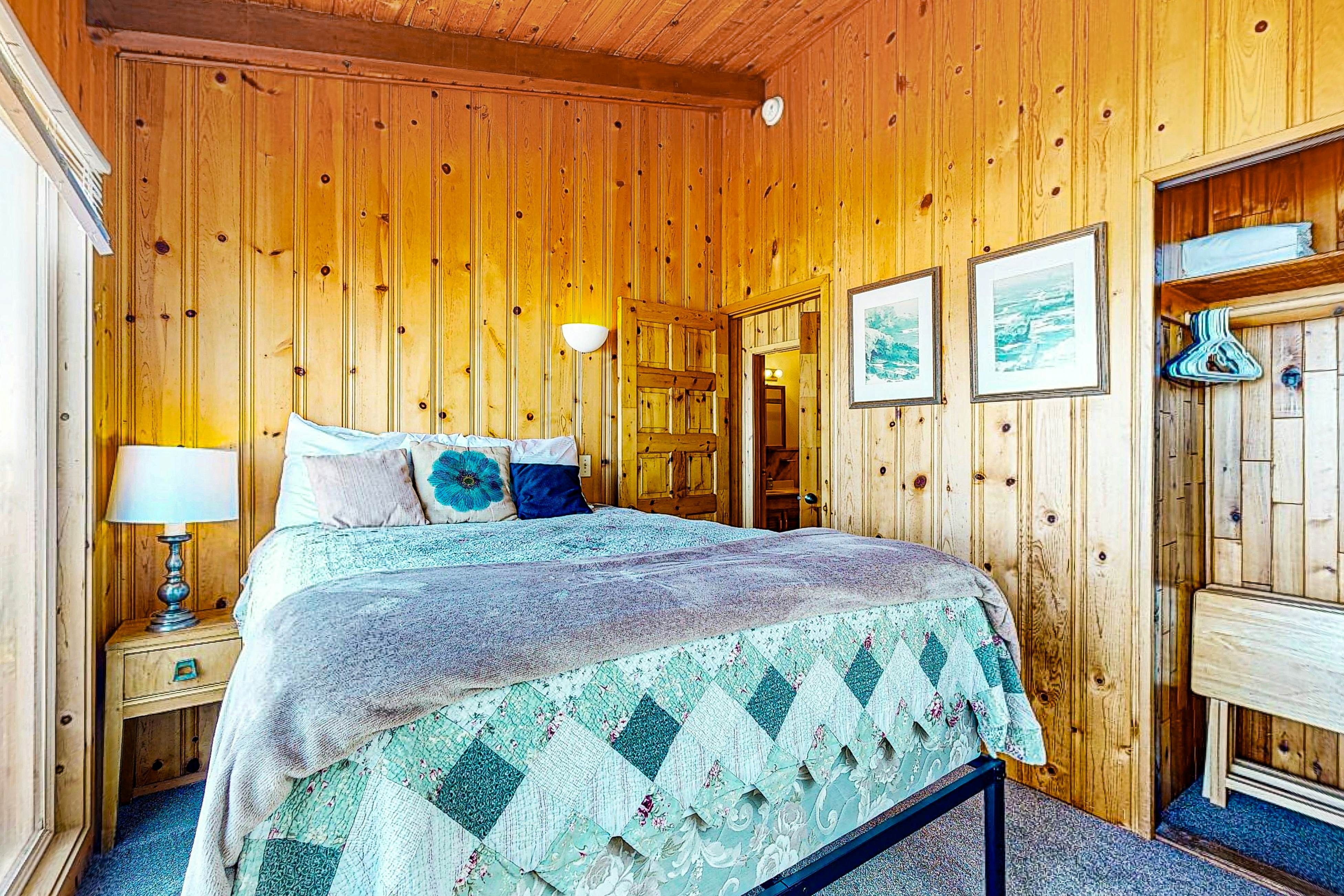 Ocean front home with spacious deck and beach access; near shops & restaurants