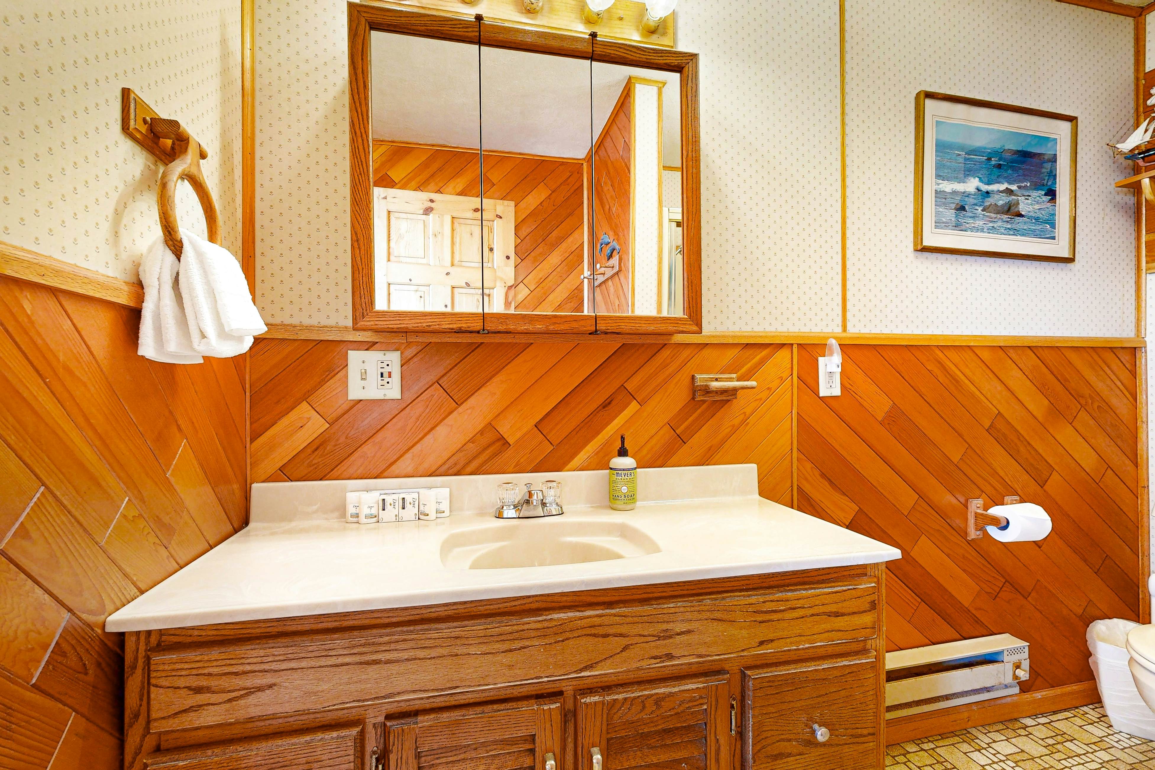 Ocean front home with spacious deck and beach access; near shops & restaurants