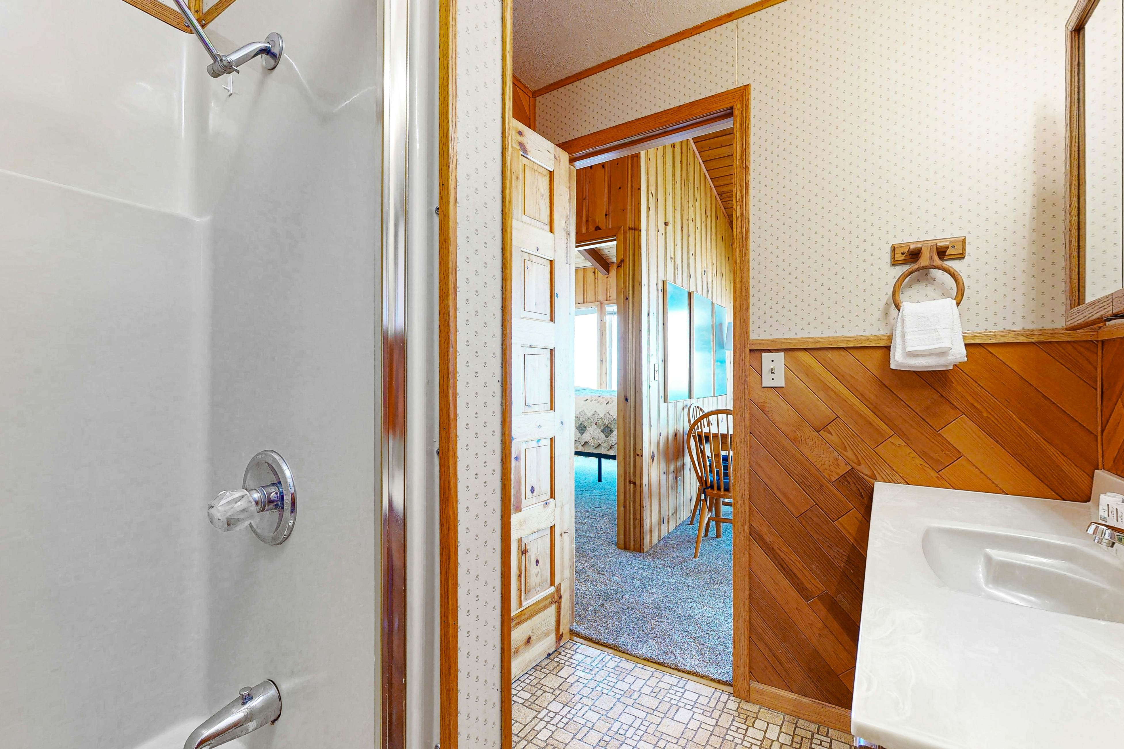 Ocean front home with spacious deck and beach access; near shops & restaurants