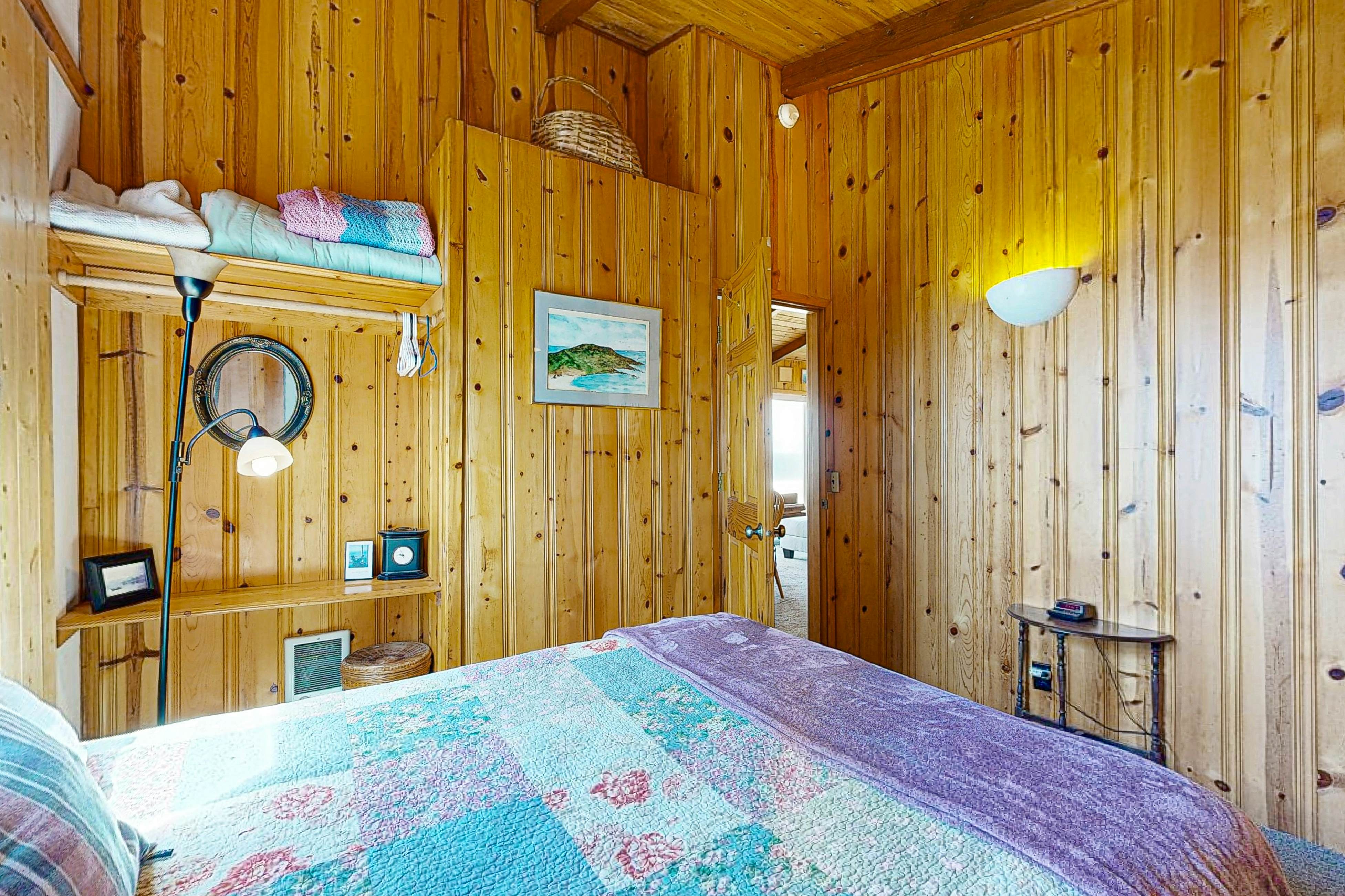 Ocean front home with spacious deck and beach access; near shops & restaurants