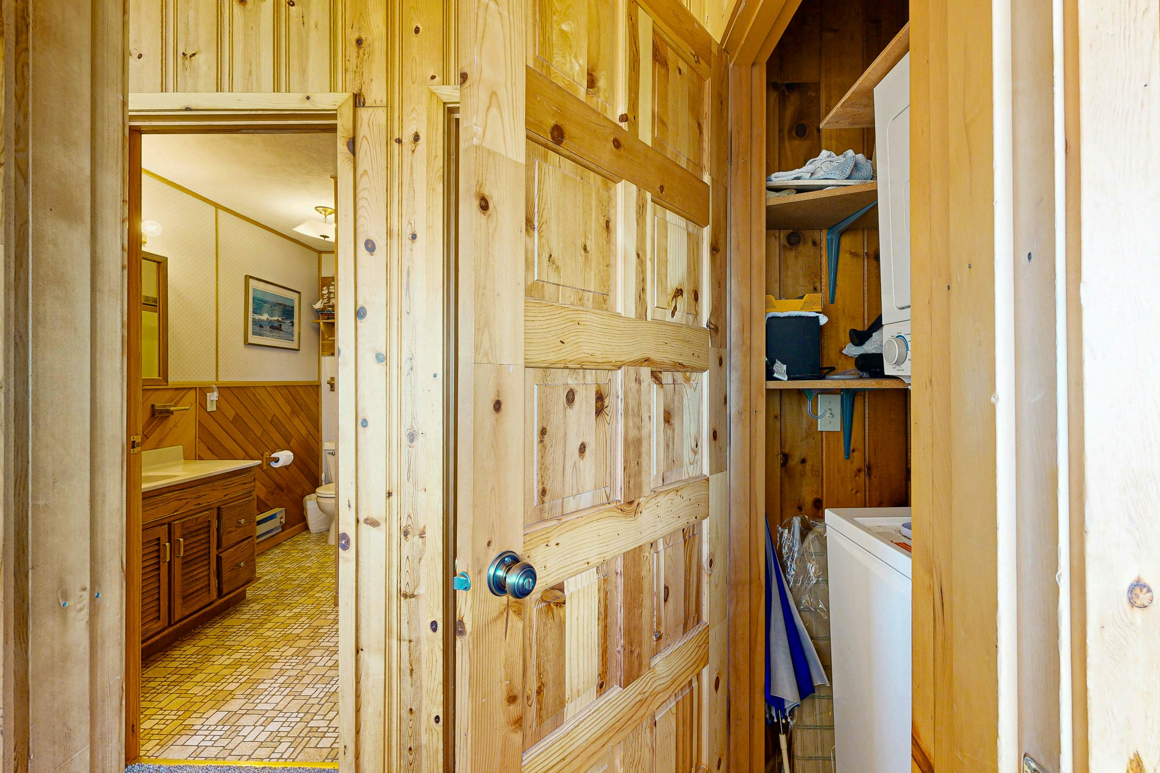 Ocean front home with spacious deck and beach access; near shops & restaurants