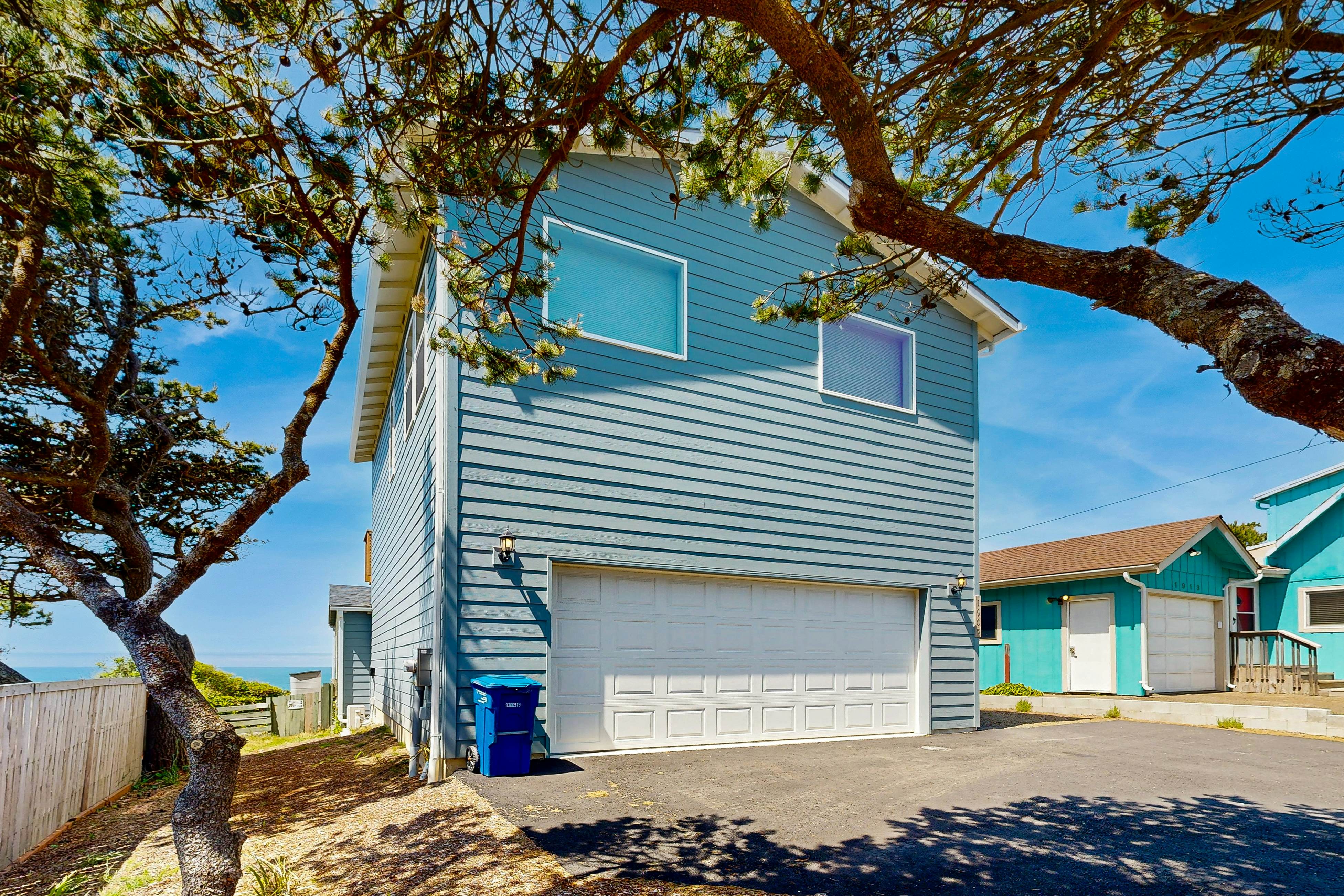 Ocean front home with spacious deck and beach access; near shops & restaurants