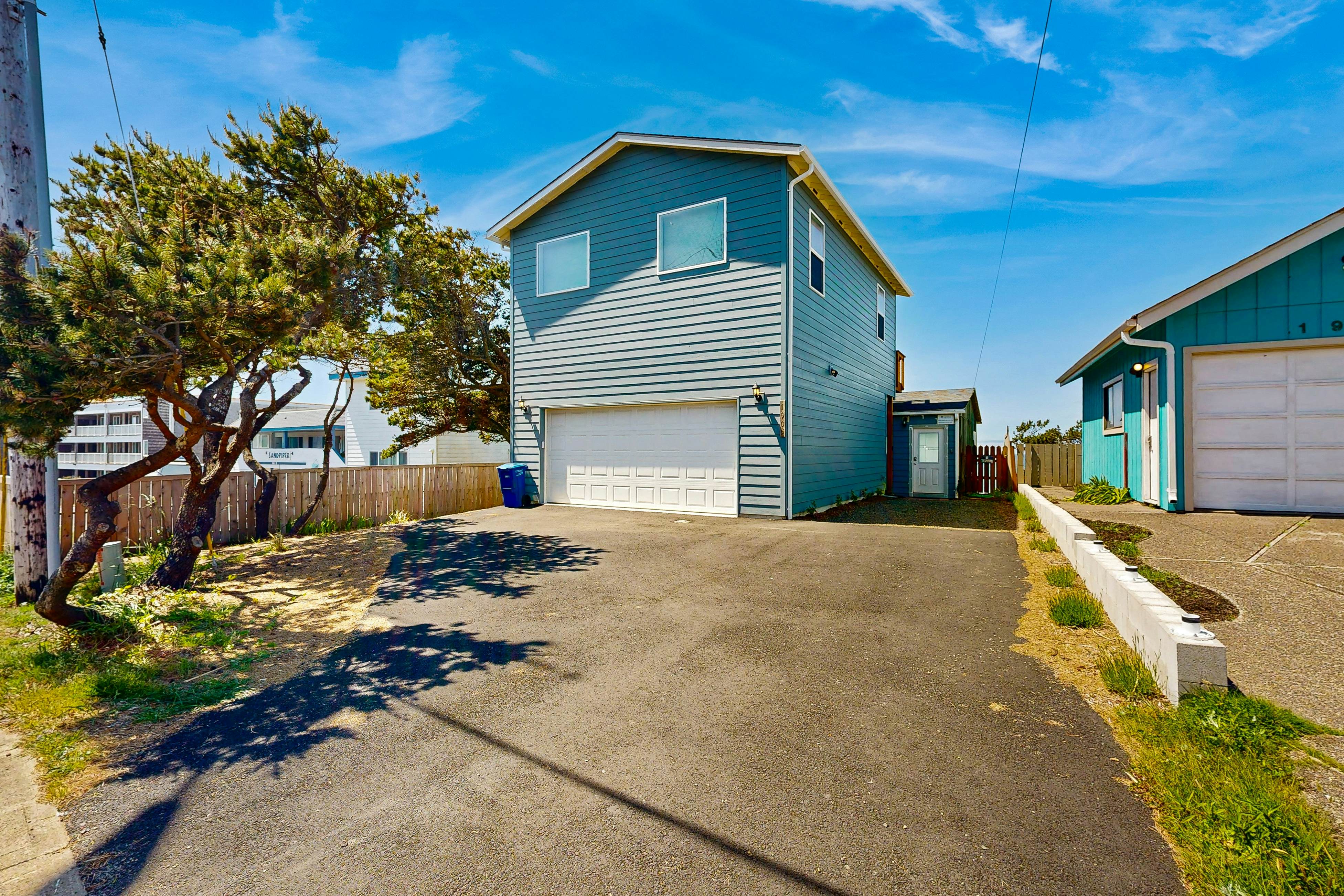 Ocean front home with spacious deck and beach access; near shops & restaurants