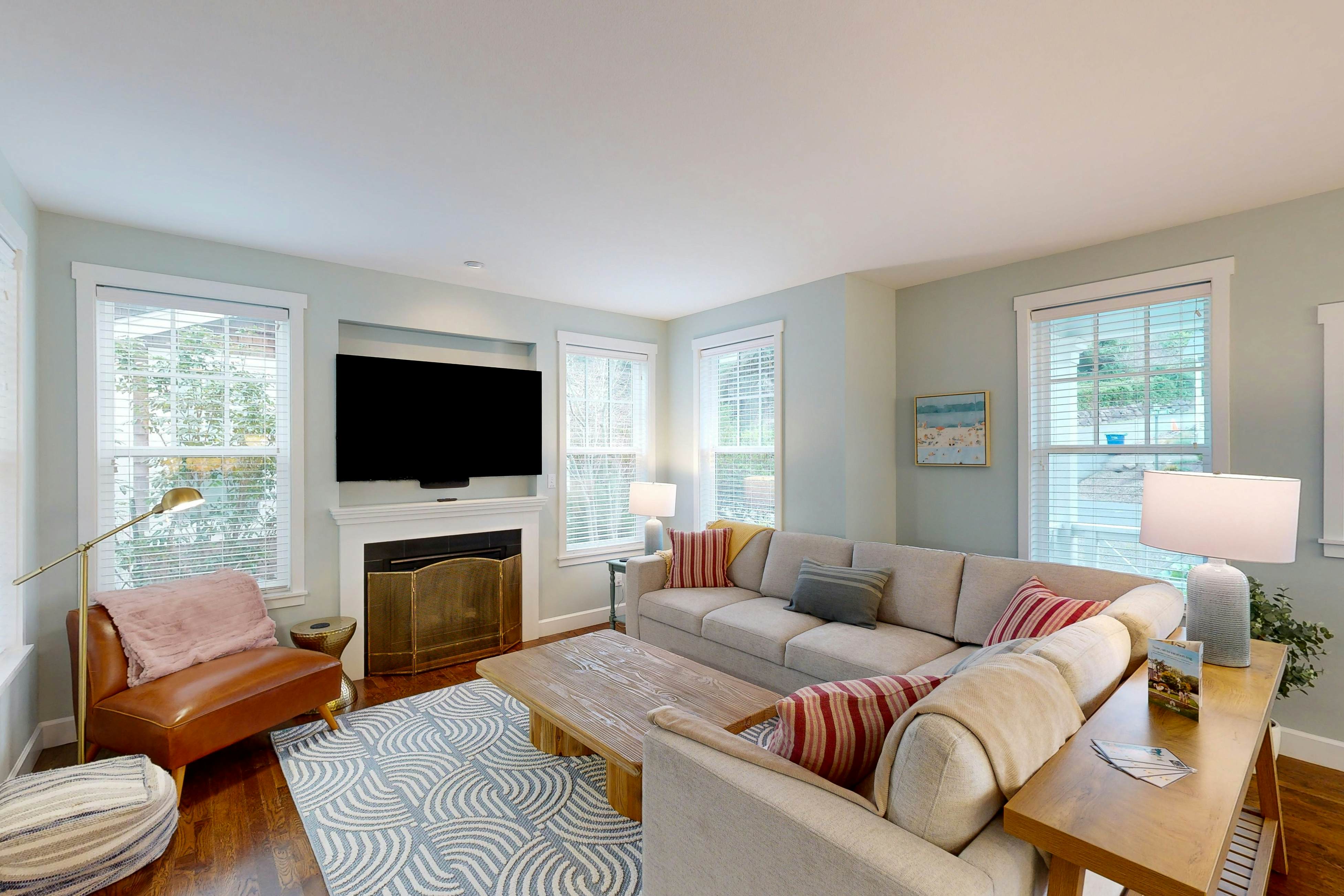 Beautiful home with peek a boo beach views patio with hot tub and firepit WiFi