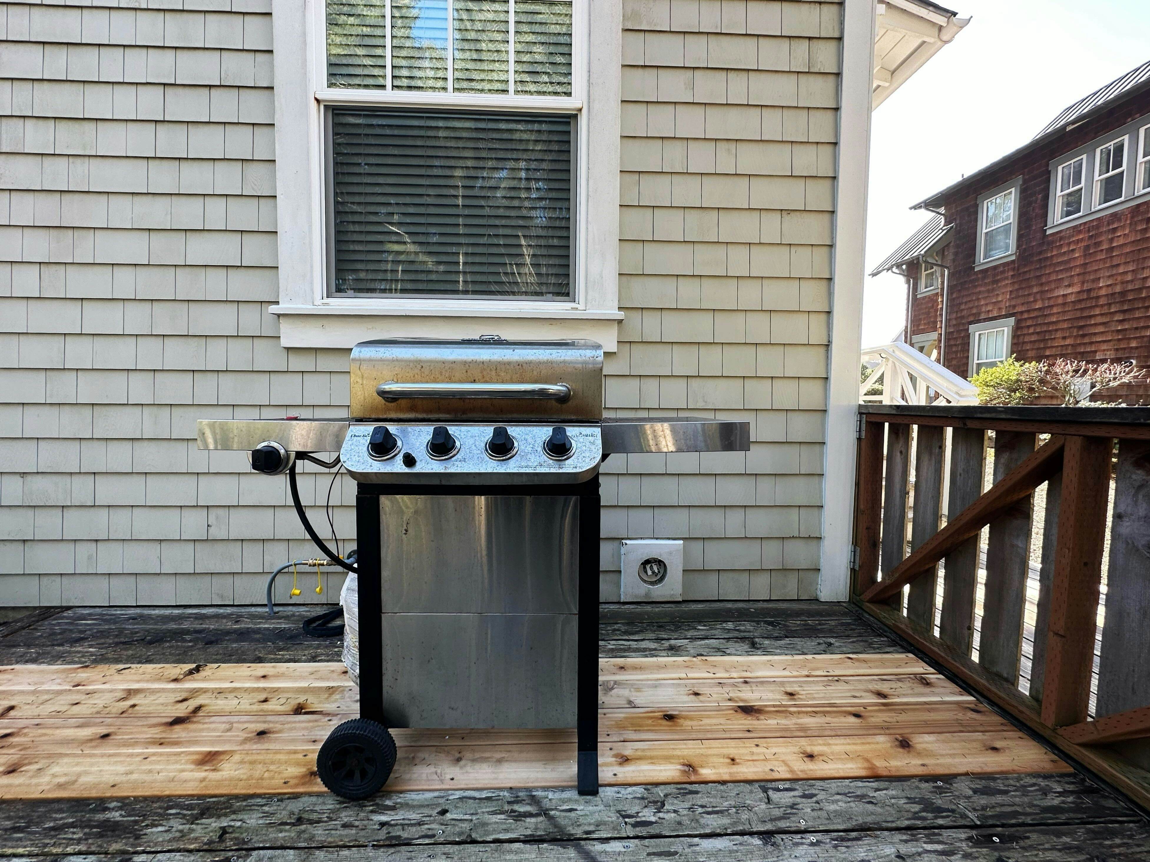 Beautiful home with peek a boo beach views patio with hot tub and firepit WiFi