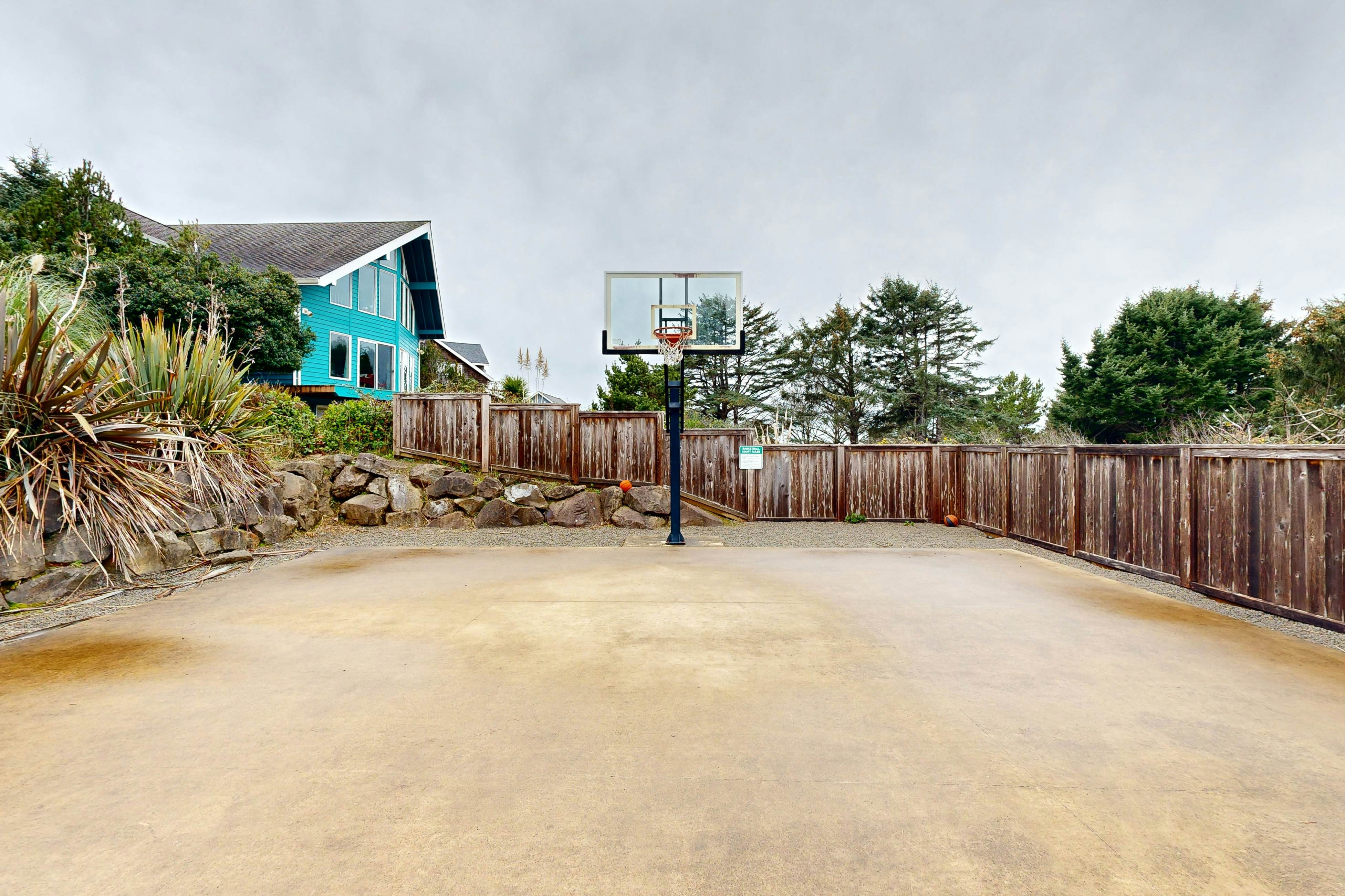 Beautiful home with peek a boo beach views patio with hot tub and firepit WiFi