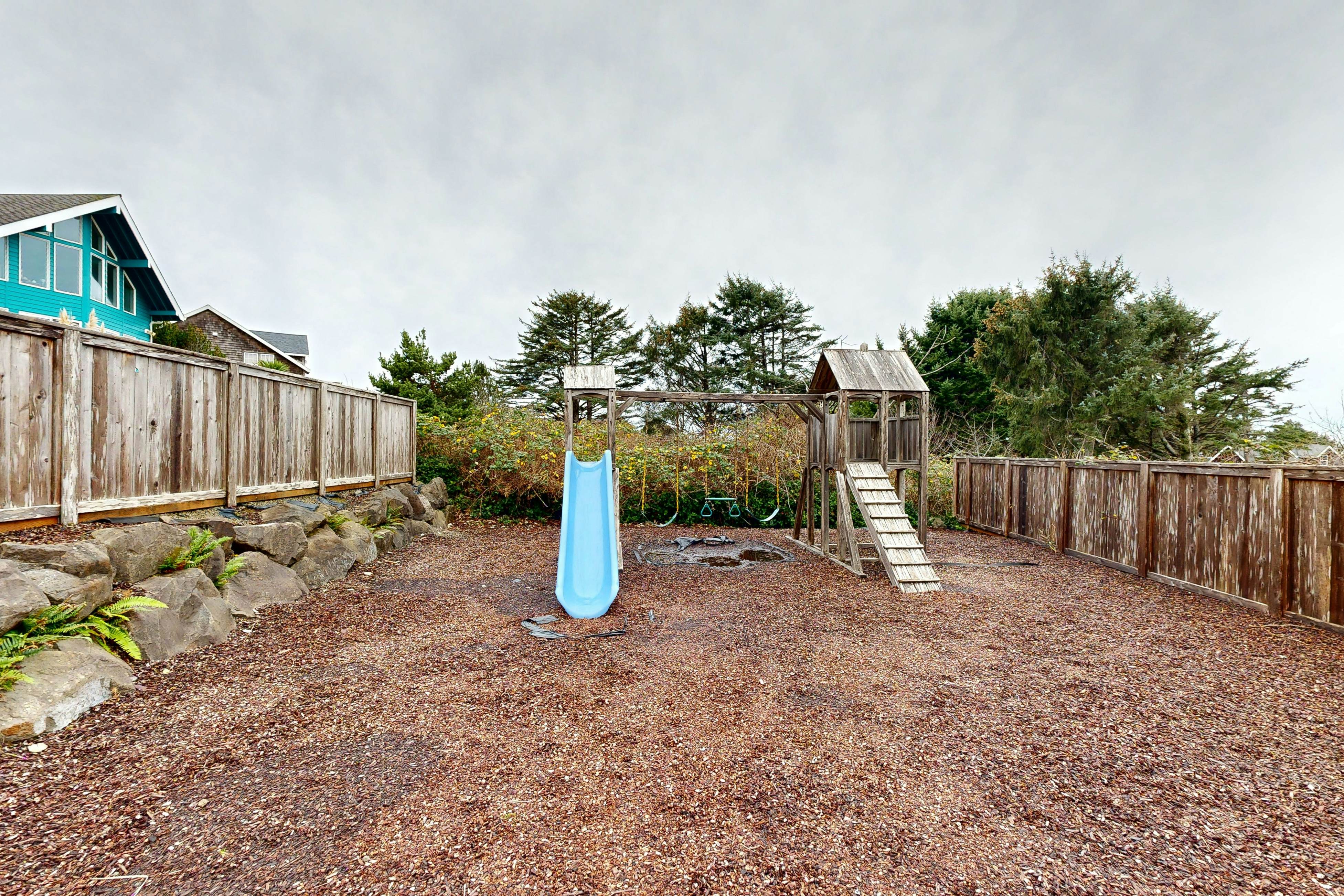 Beautiful home with peek a boo beach views patio with hot tub and firepit WiFi