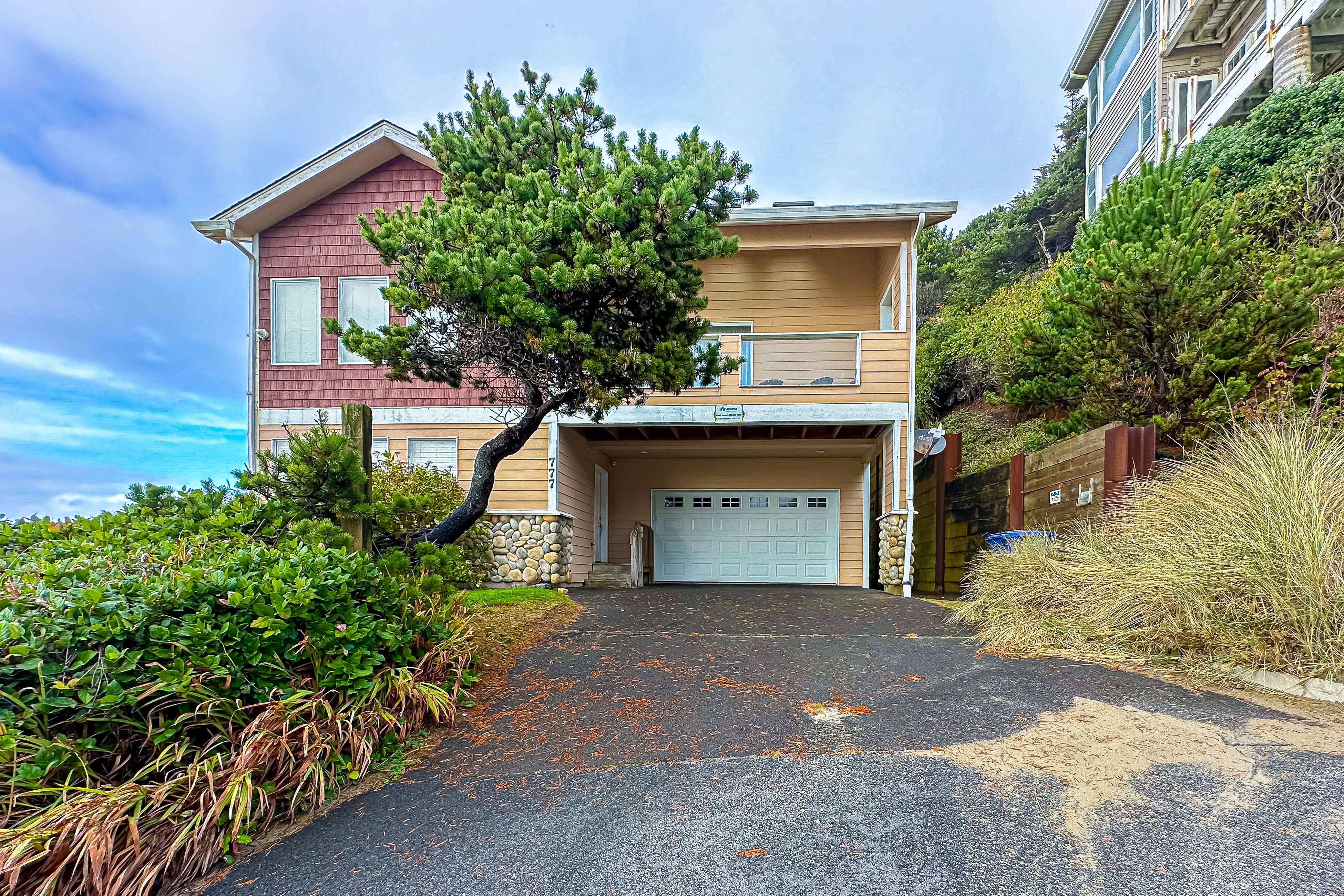 Beautiful home on the ocean with beach views deck bbq WiFi and streaming