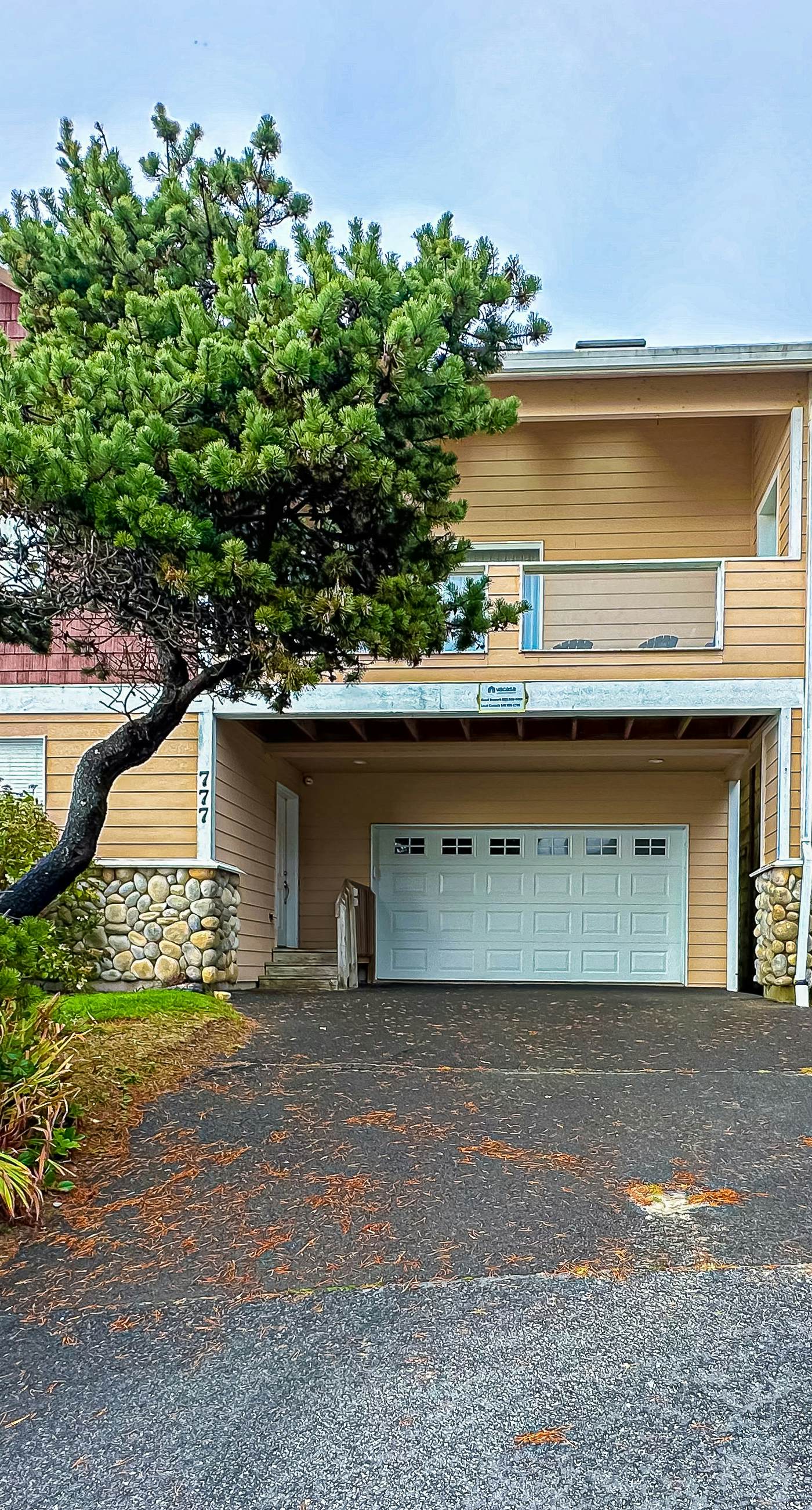 Beautiful home on the ocean with beach views deck bbq WiFi and streaming