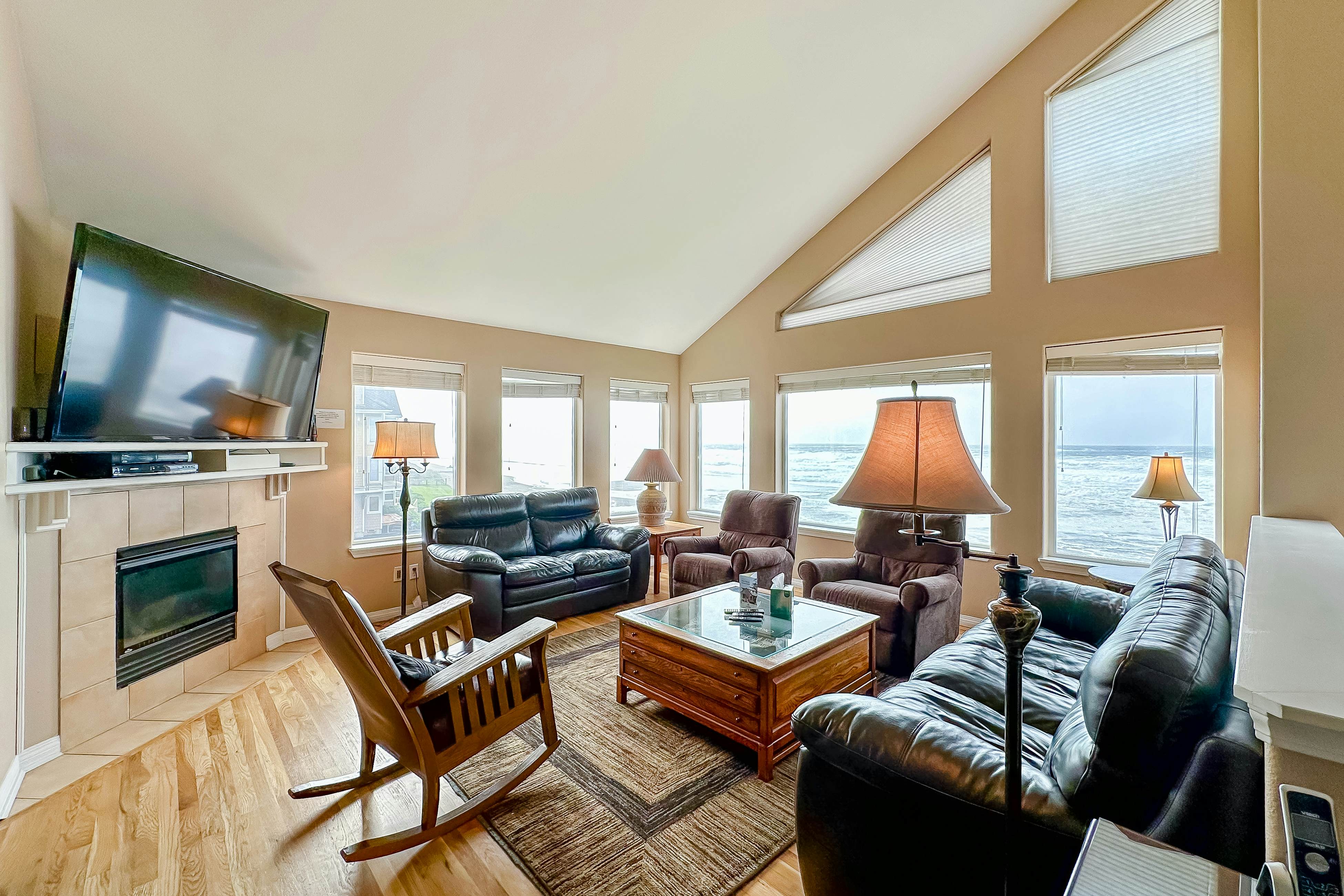 Beautiful home on the ocean with beach views, deck, bbq, WiFi, and streaming