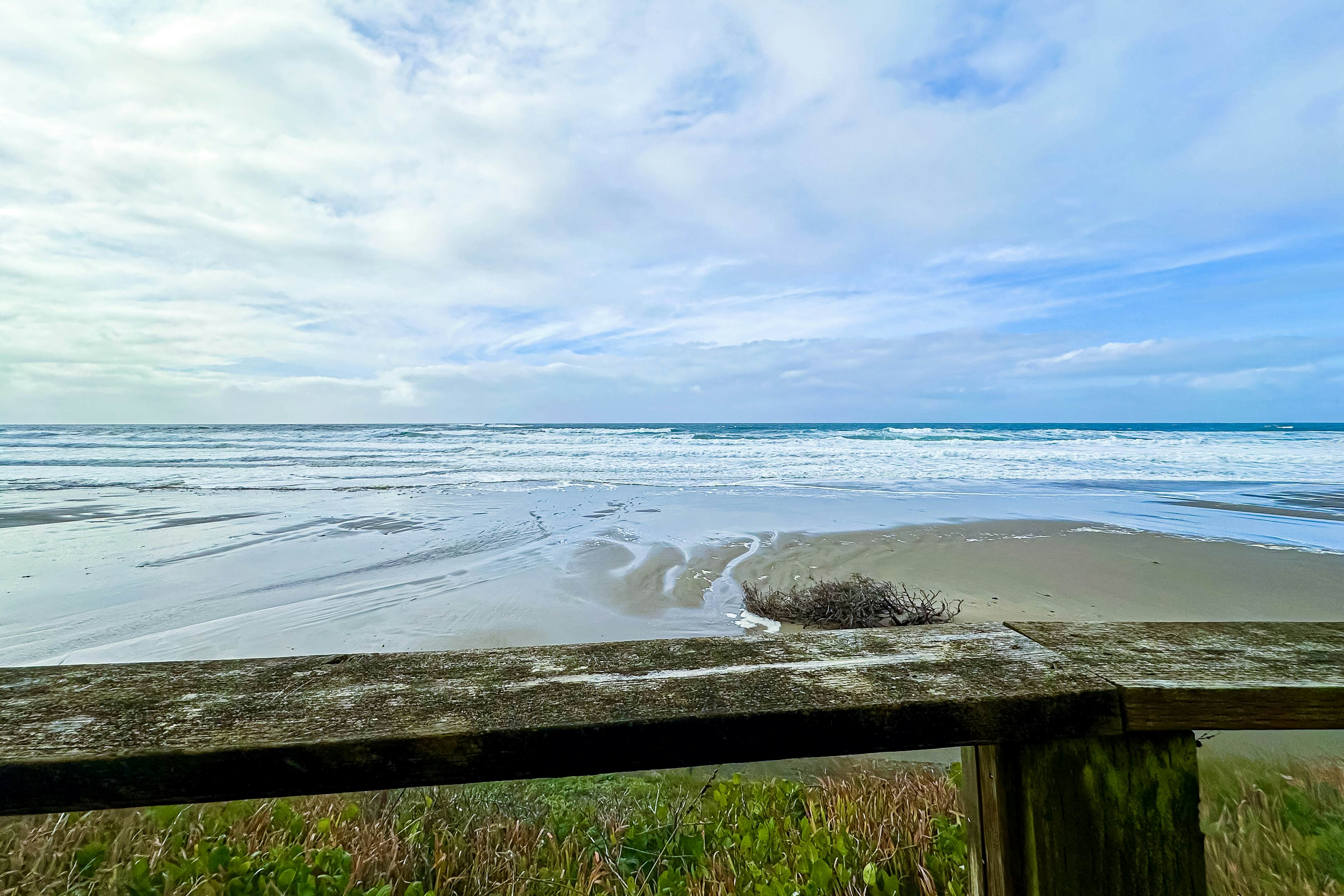 Beautiful home on the ocean with beach views, deck, bbq, WiFi, and streaming