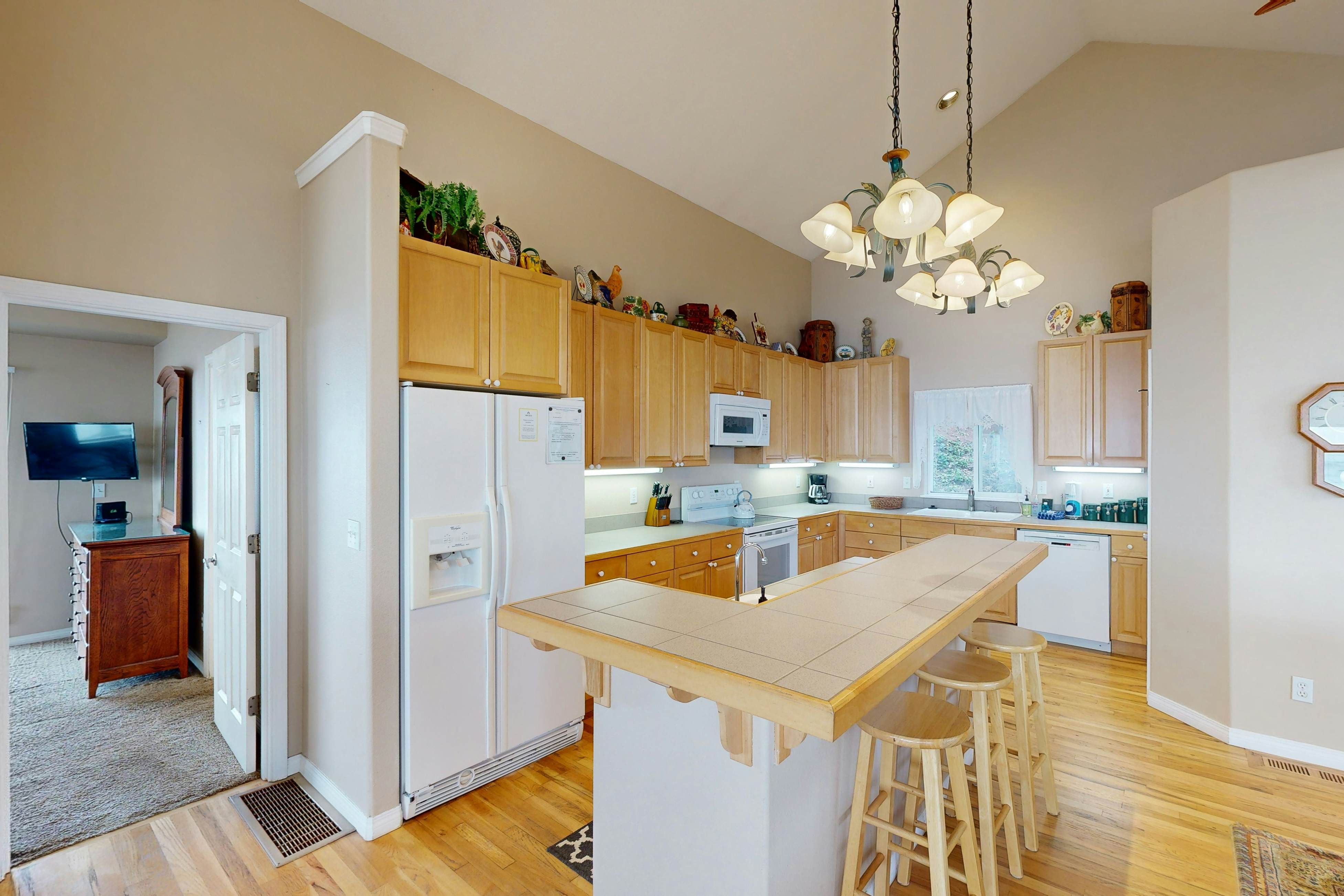 Beautiful home on the ocean with beach views, deck, bbq, WiFi, and streaming