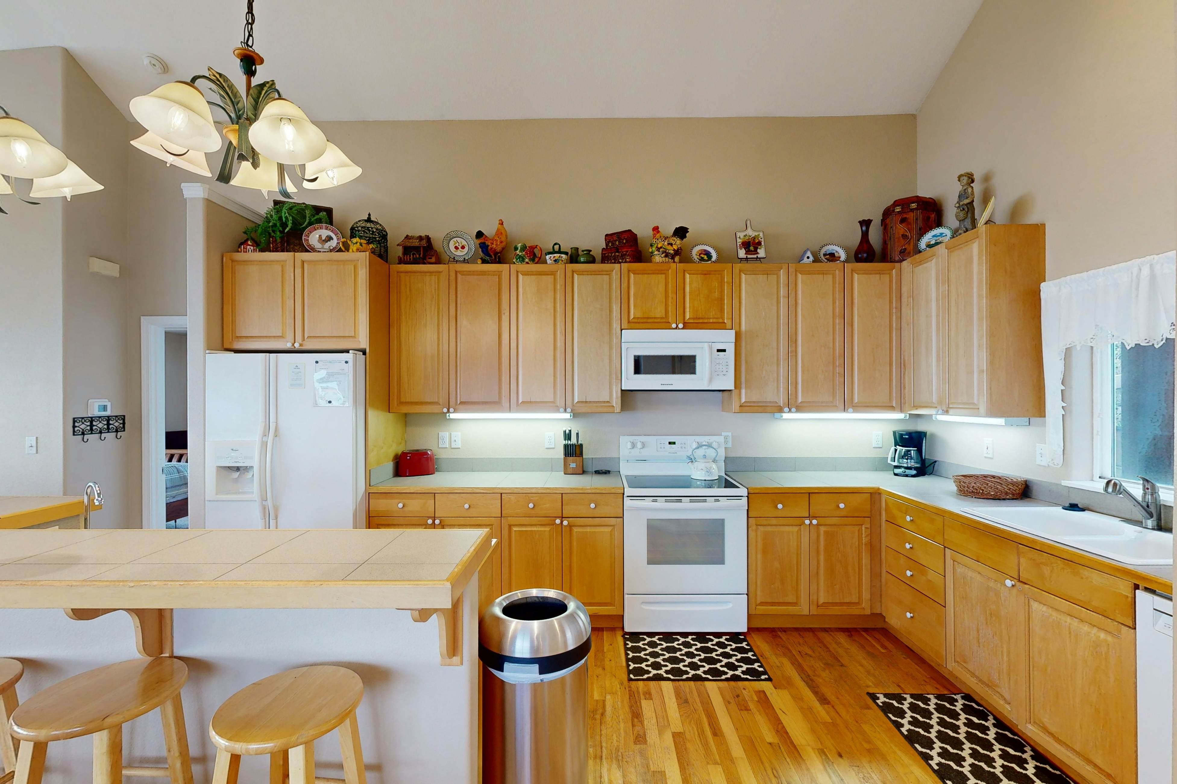 Beautiful home on the ocean with beach views, deck, bbq, WiFi, and streaming