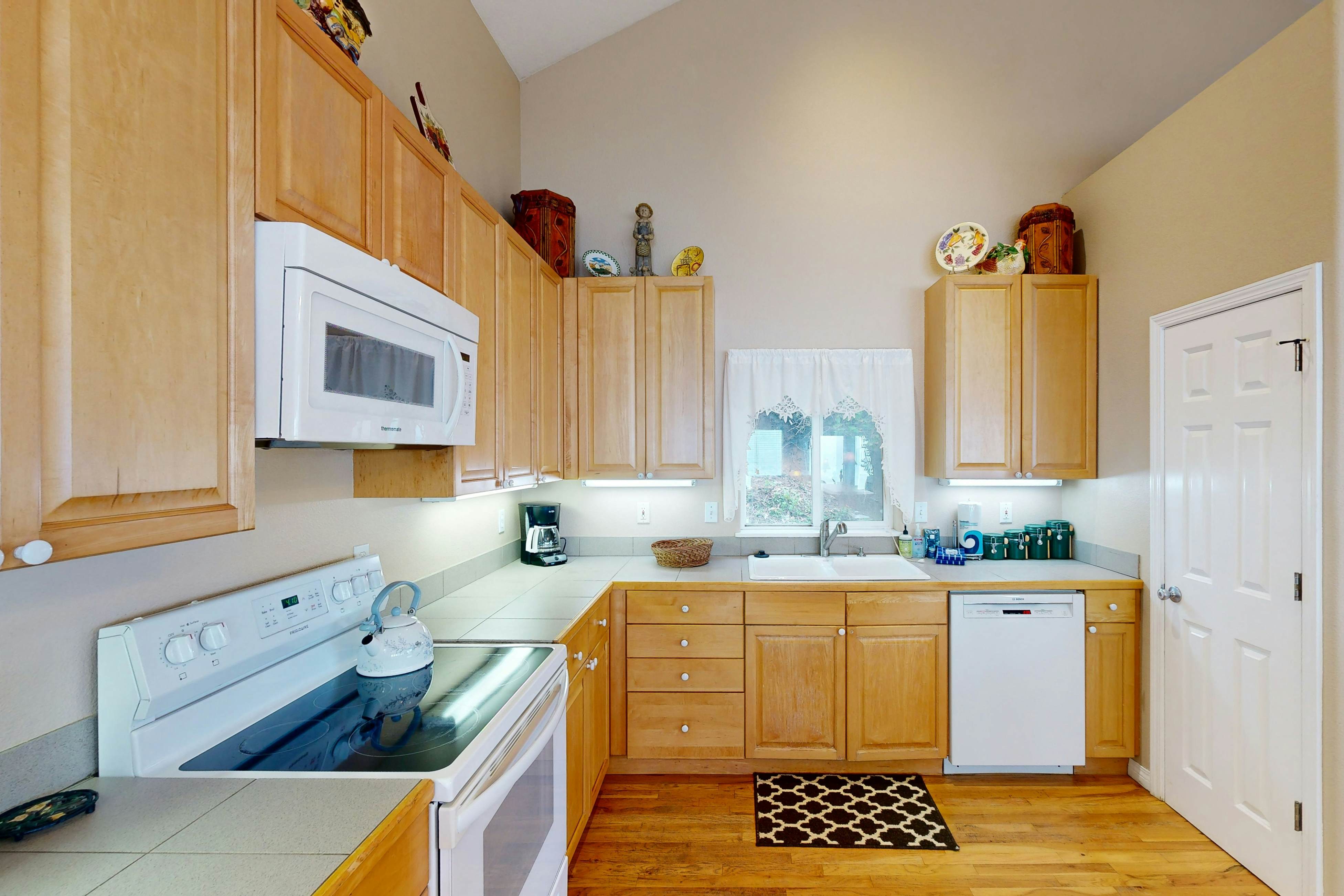 Beautiful home on the ocean with beach views, deck, bbq, WiFi, and streaming