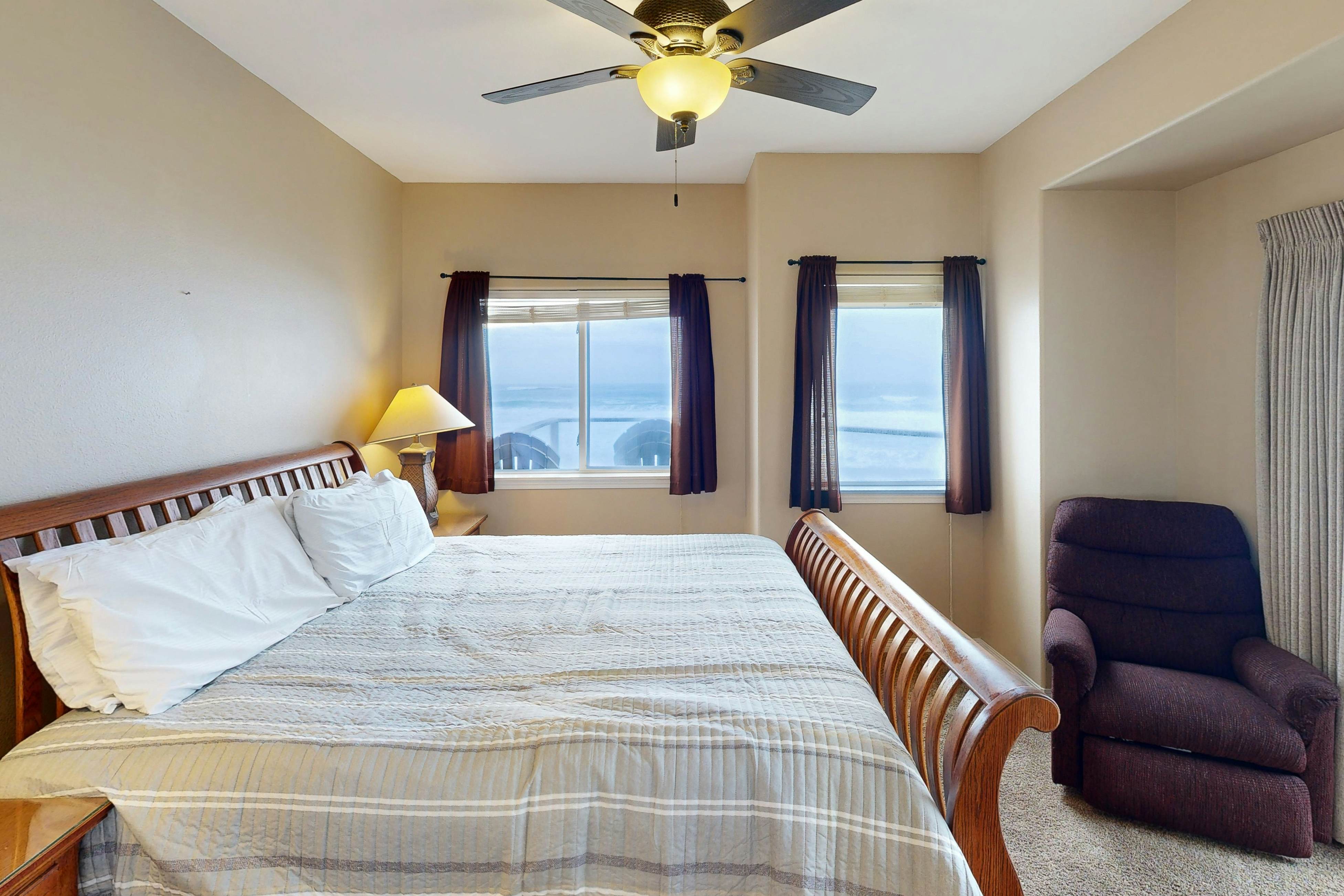 Beautiful home on the ocean with beach views, deck, bbq, WiFi, and streaming